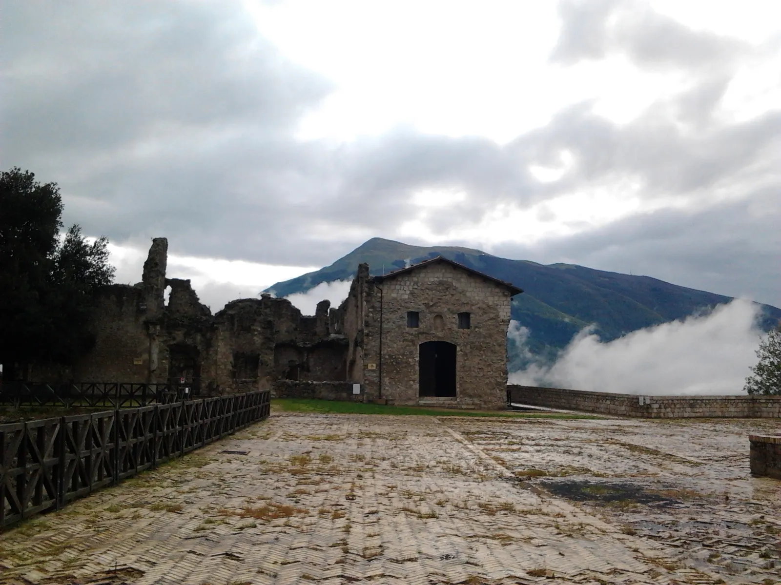 Photo showing: La ex chiesa di San Giacomo all'interno della fortezza spagnola