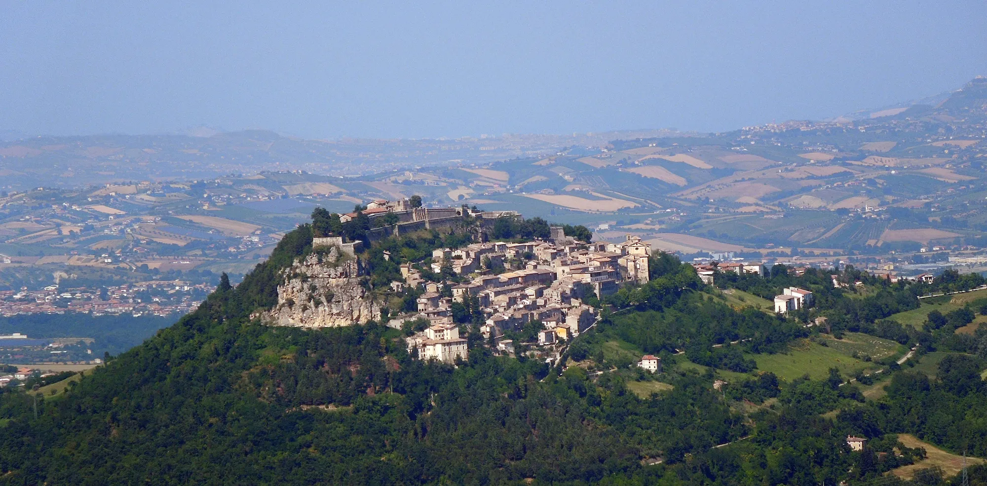 Photo showing: Panorama sulla fortezza ed il paese di Civitella del Tronto (TE), fotografato dalla SP52.