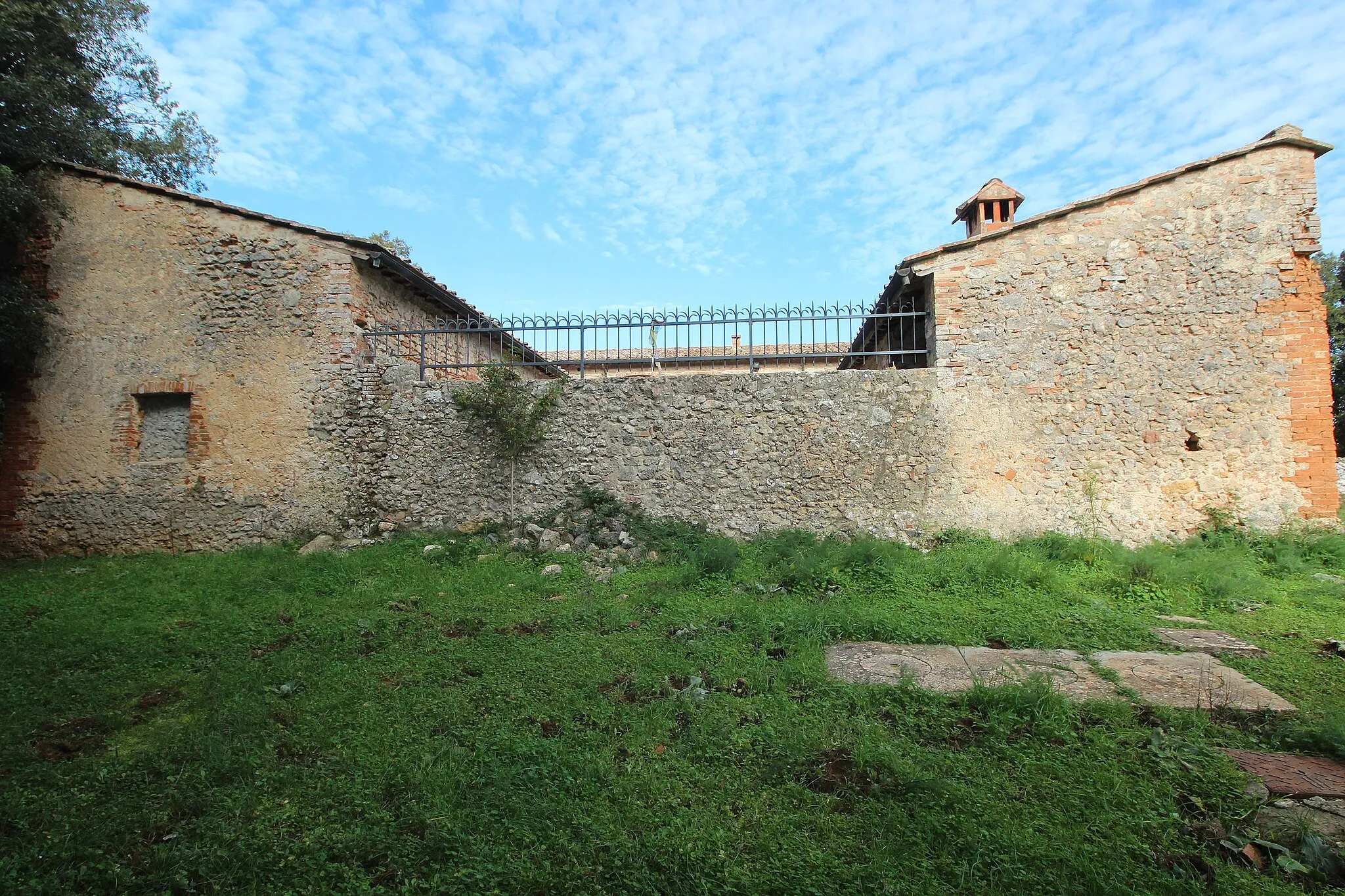 Photo showing: Casa Giubileo, on Mount Maggio (Montemaggio), in woods south of Badia a Isola, Monteriggioni, Province of Siena, Tuscany, Italy