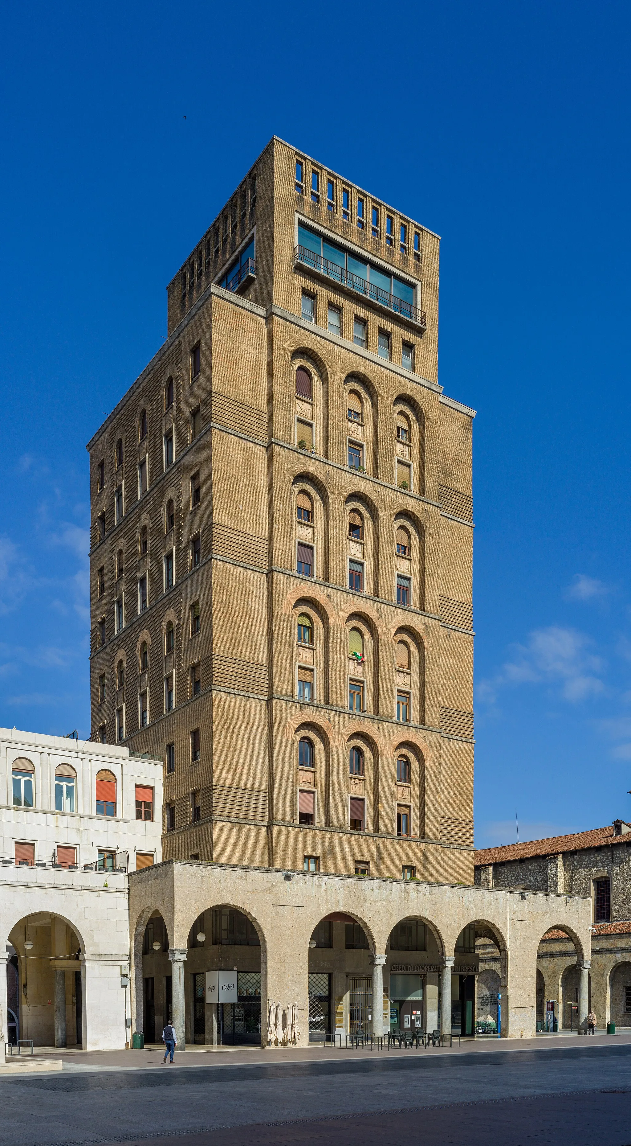 Photo showing: Tower on Piazza della Vittoria square in Brescia.