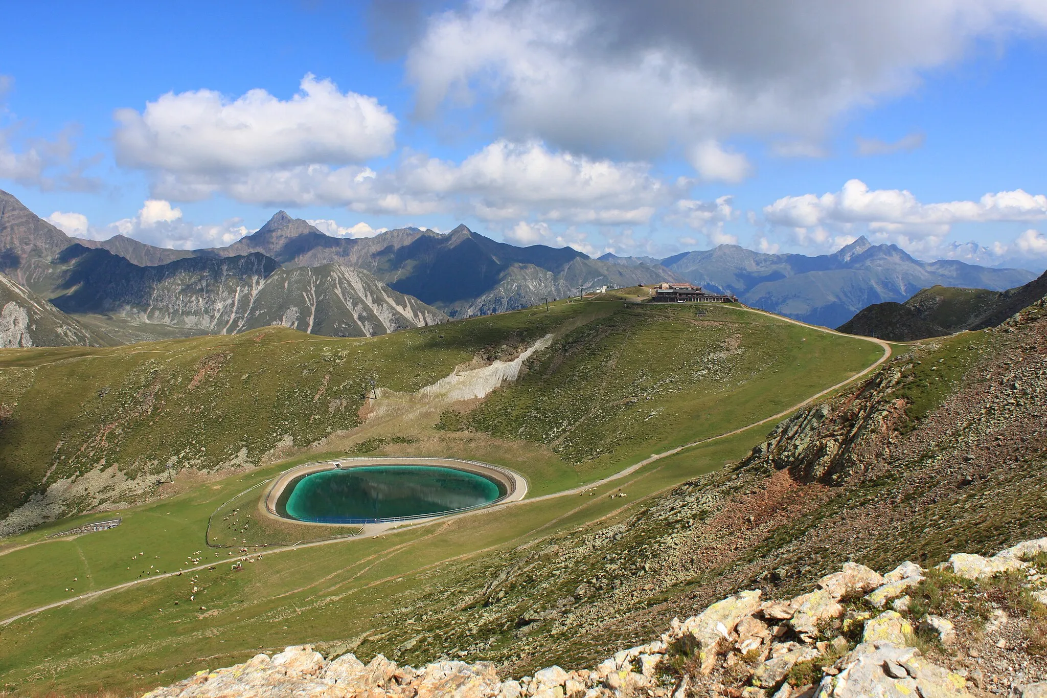 Photo showing: Blick zum Kesselwandjoch und dem Gasthaus Kesselberghütte während des Aufstieges zum Grossen Mittager.