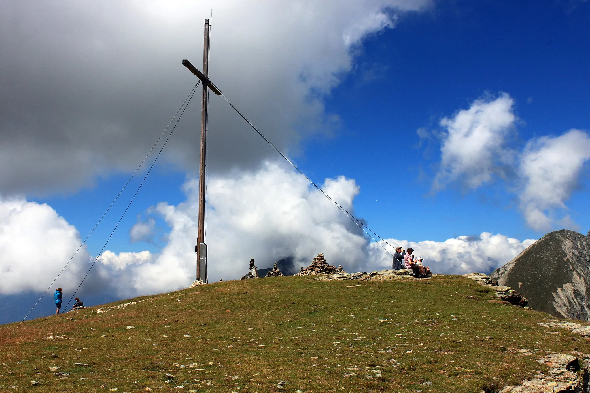 Photo showing: Auf dem Gipfel des Grossen Mittager (2420 m.ü.M.). Der Grosse Mittager liegt auf dem Sarntaler Alpenwestkamm oberhalb von Meran.