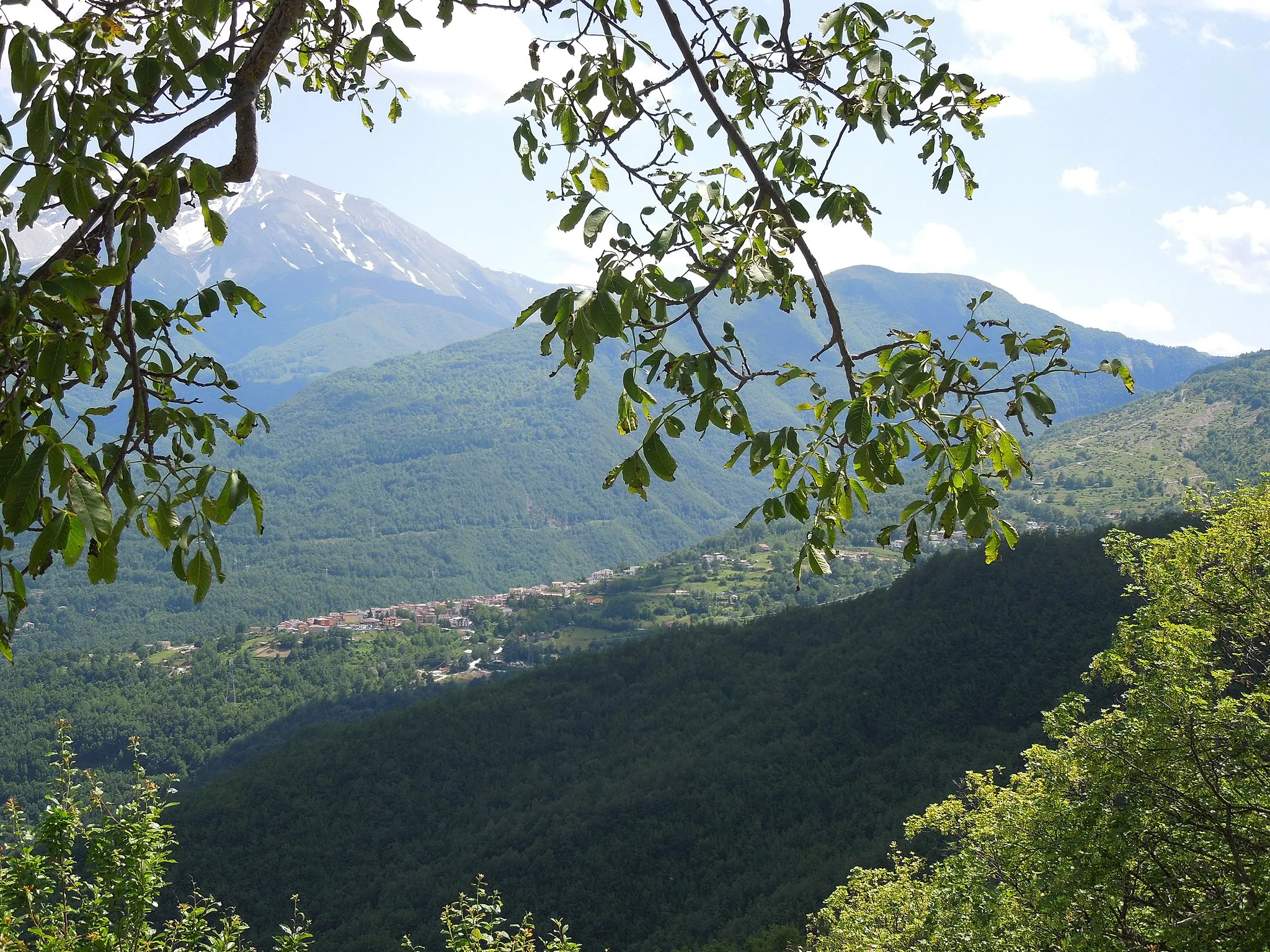 Photo showing: Panorama del paese di Tottea, frazione del comune di Crognaleto in provincia di Teramo.