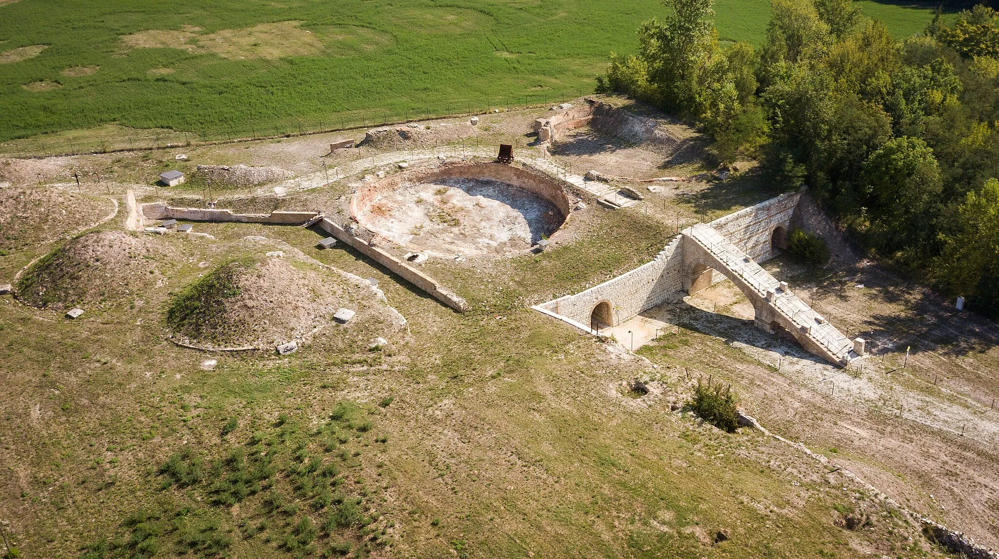 Photo showing: Foto aerea dei resti dei calcaroni della miniera di zolfo di Cabernarrdi