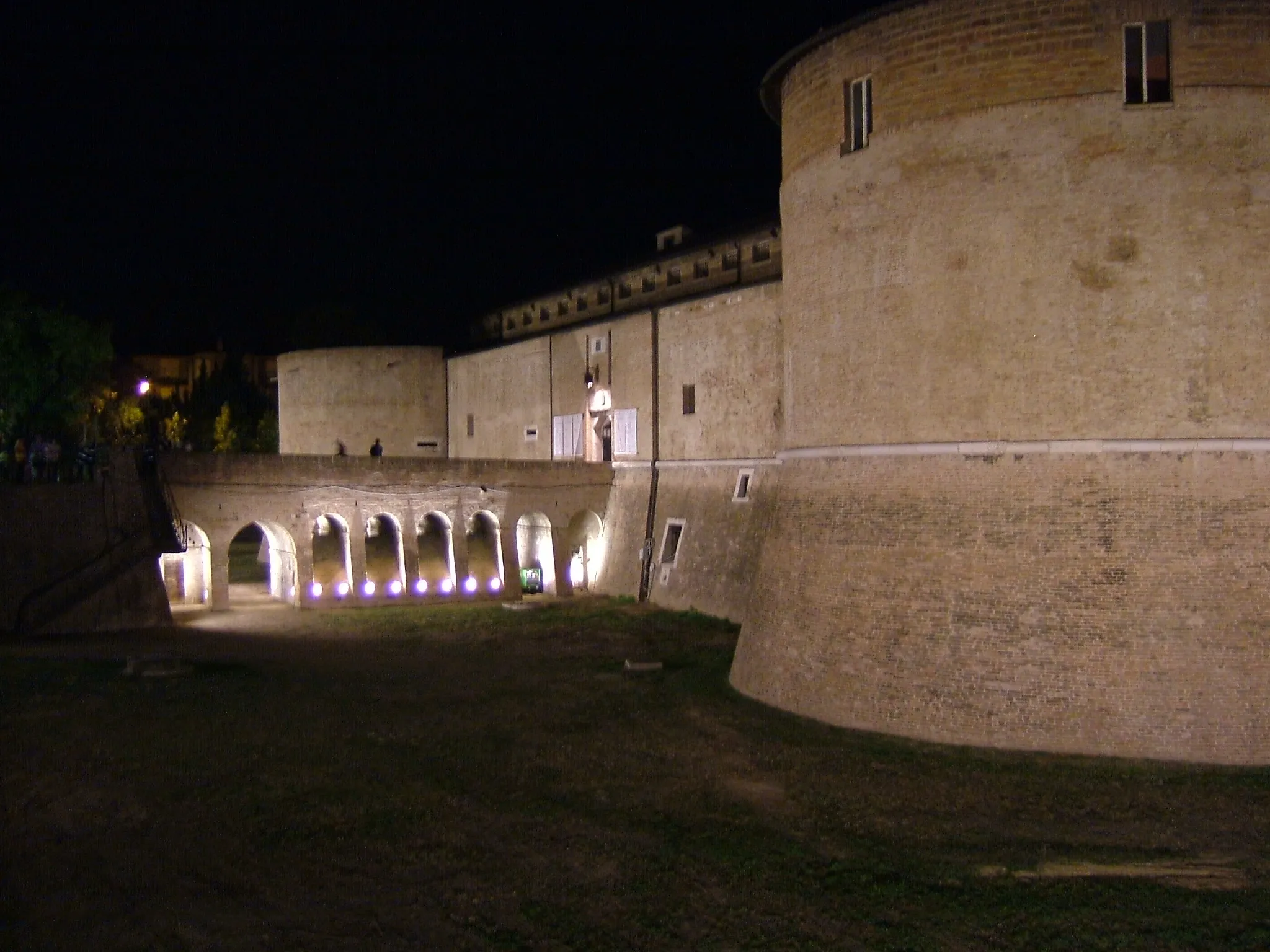 Photo showing: Rocca Costanza by night
