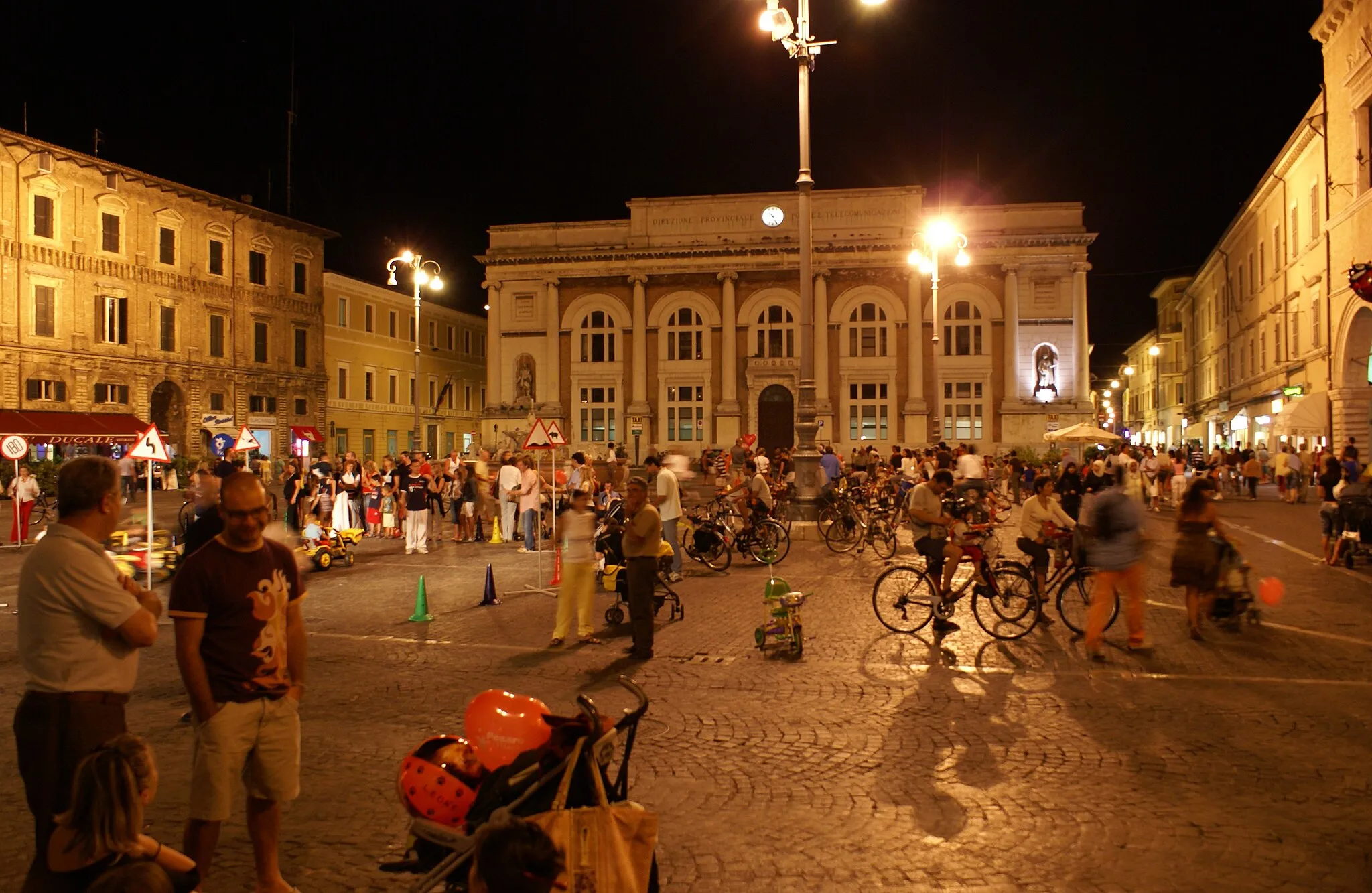 Photo showing: The Piazza del Popolo (the People's Square), the main town square of the city of Pesaro in the Marche region of Italy.