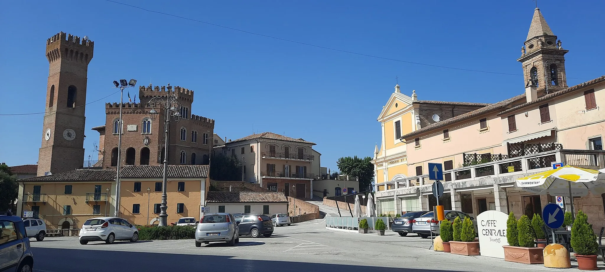 Photo showing: Piazza Giacomo Leopardi a Ripe, con il Palazzo Comunale e la Chiesa di San Pellegrino.