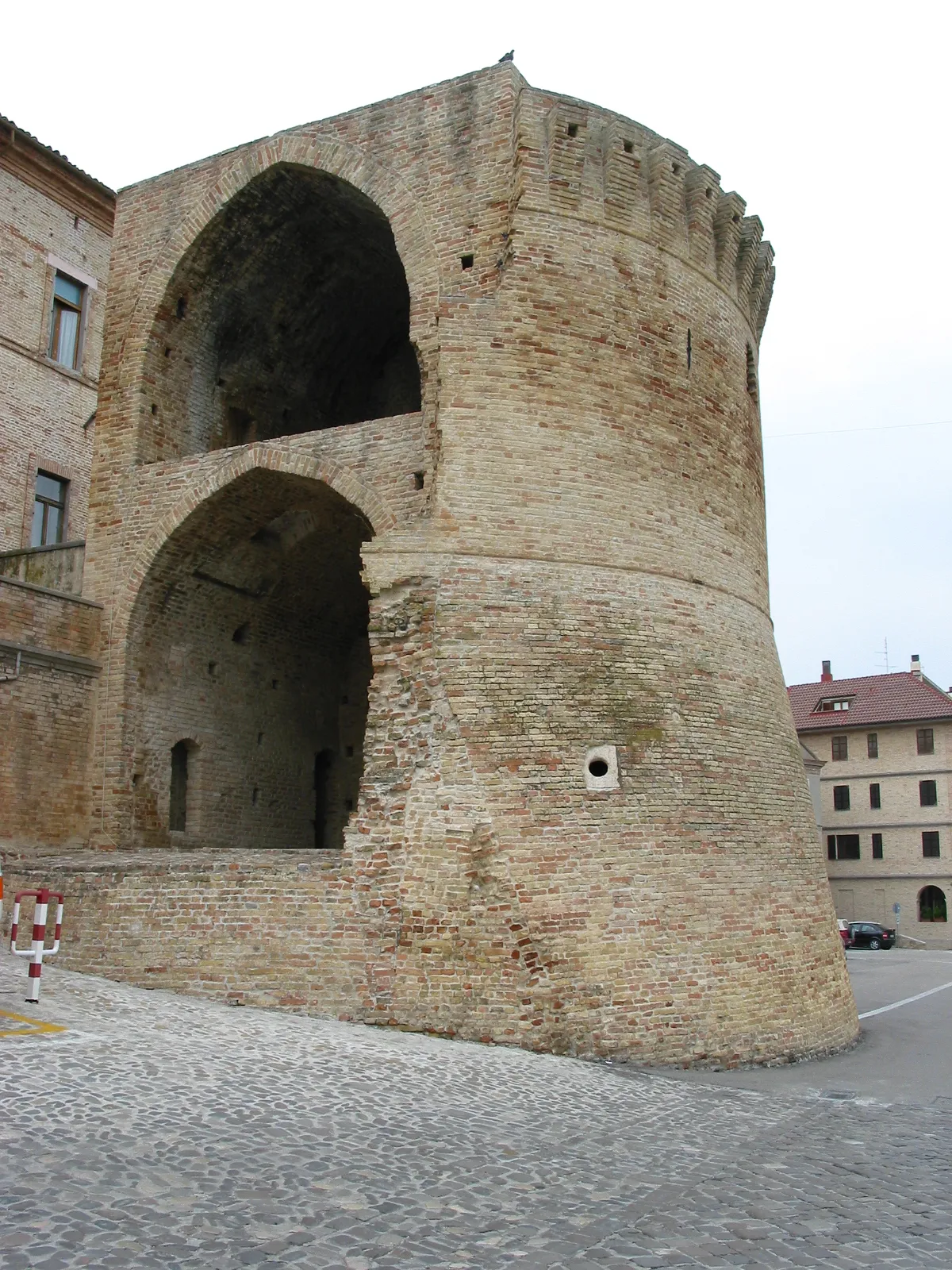 Photo showing: Offida, Marche, Italia ott.1.2003 Offida Fortress Tower