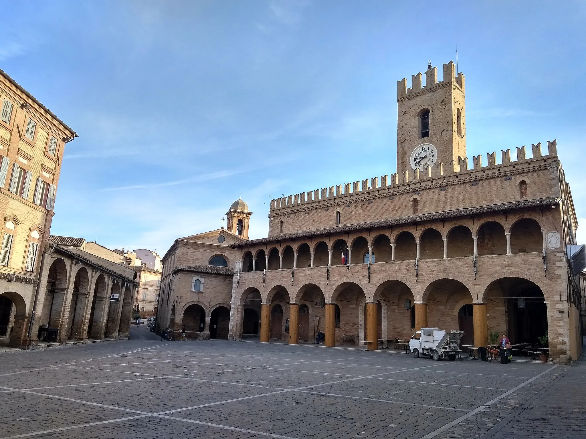 Photo showing: Offida, veduta di Piazza del popolo e del Palazzo Comunale