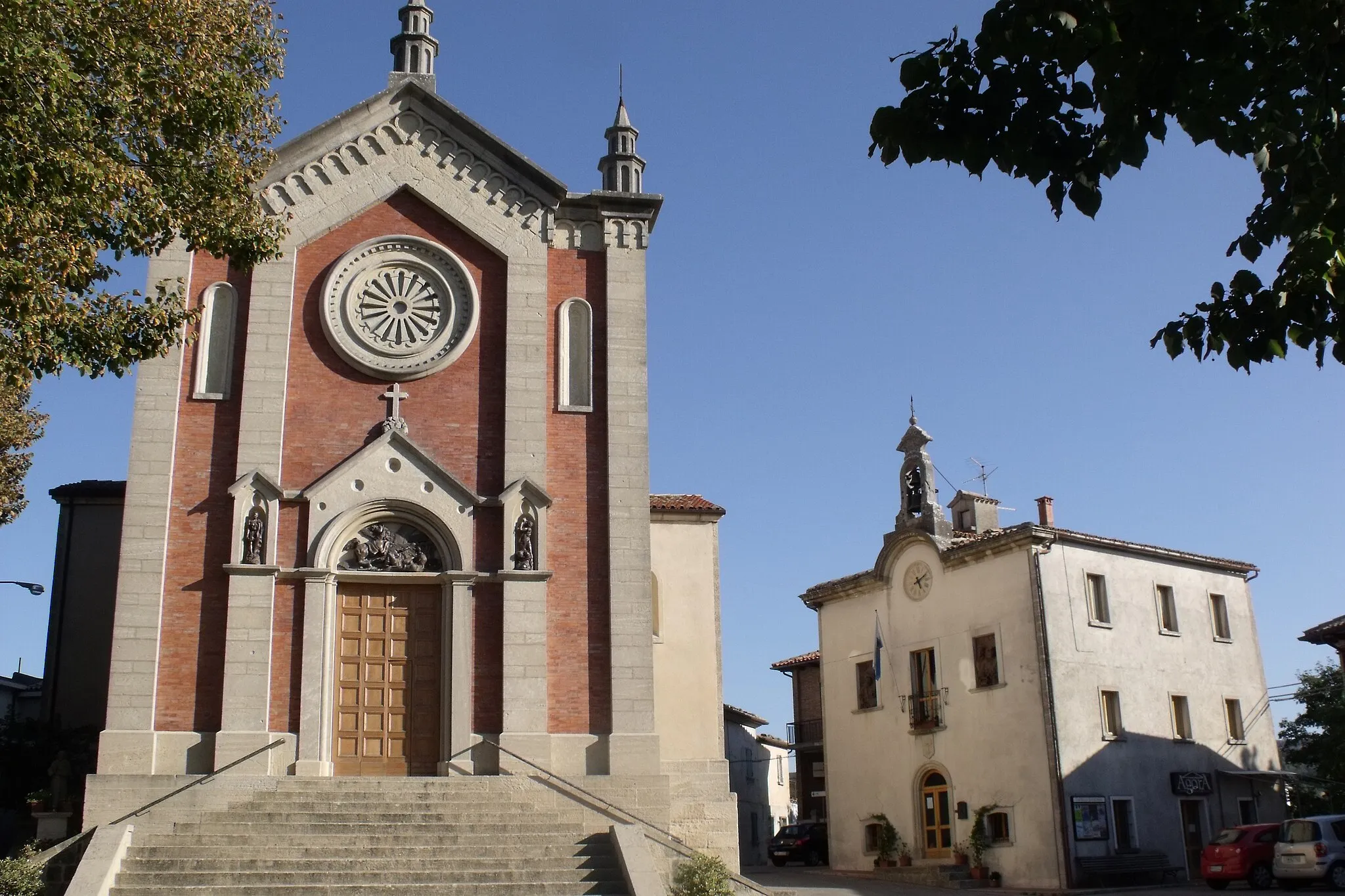 Photo showing: Church of San Paolo Apostolo and the town hall (Casa del Castello) in Faetano