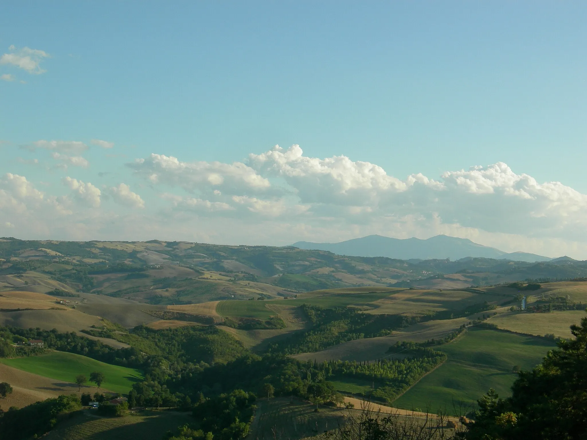 Photo showing: Panorama che si ammira da Montefabbri, all'orizzonte si noti Urbino e il Monte Nerone