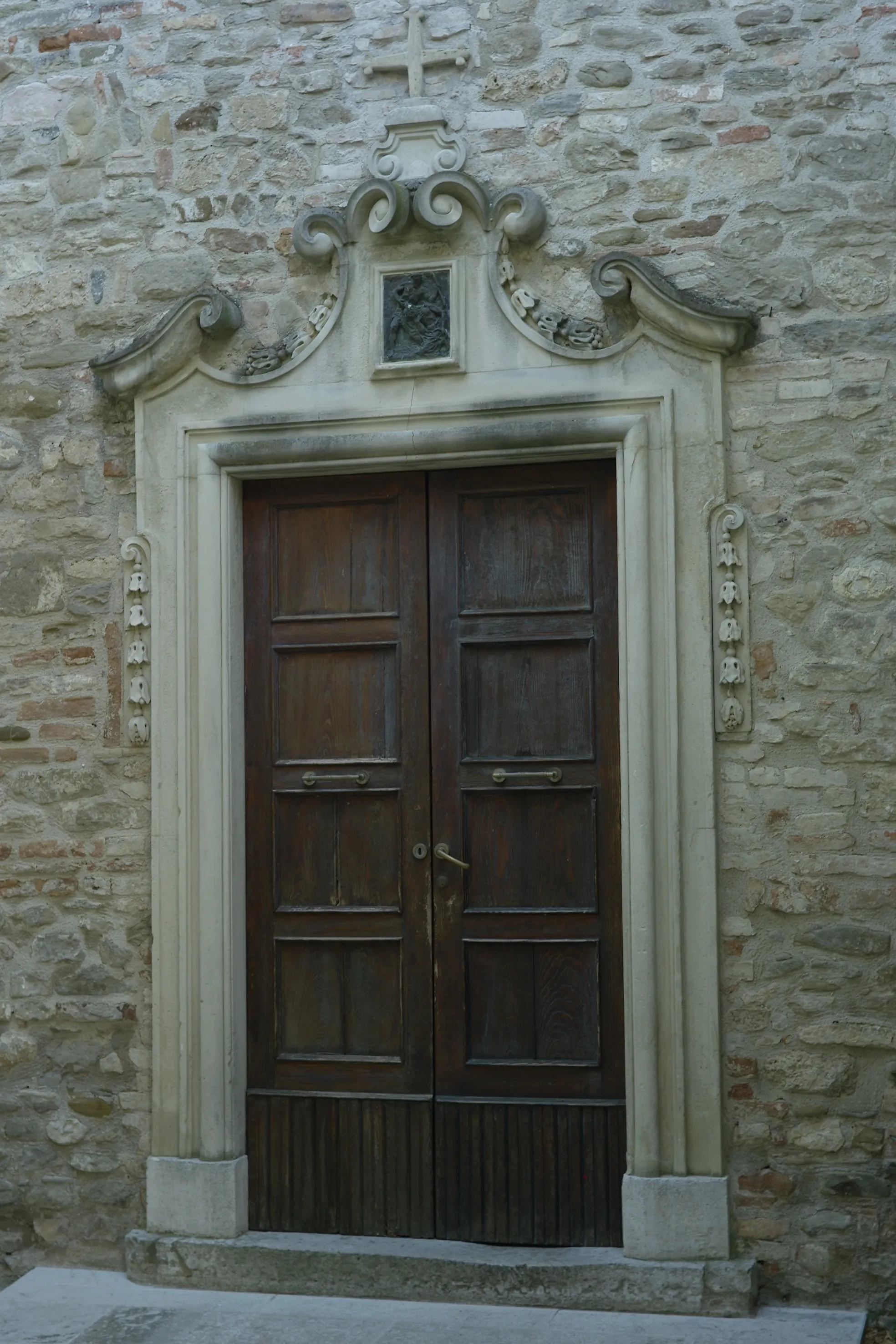 Photo showing: Il portale della chiesa parrocchiale di San Giovanni Battista di Schieti.