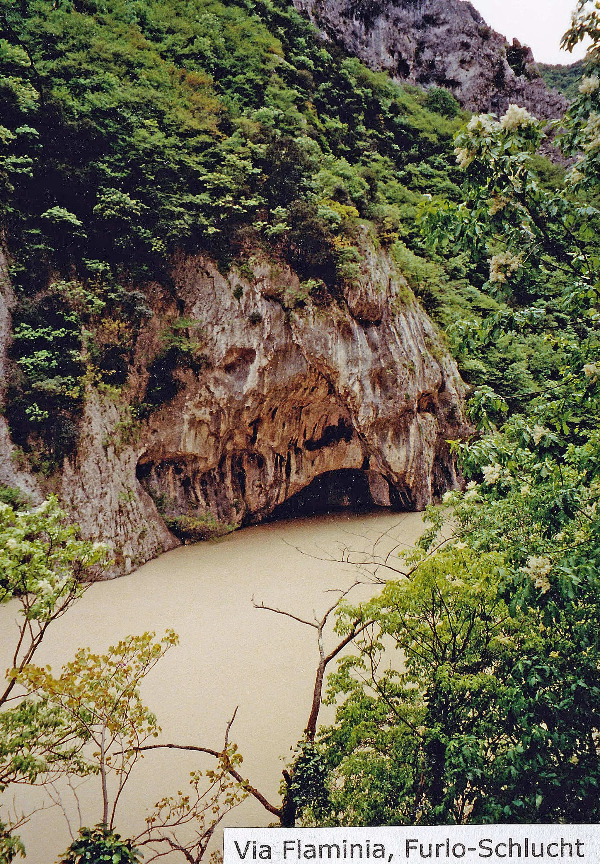 Photo showing: Die Furlo-Schlucht an der alten Via Flaminia bei Acqualagna (Region Marken) im Mai 2004 (Scan vom Analogbild)