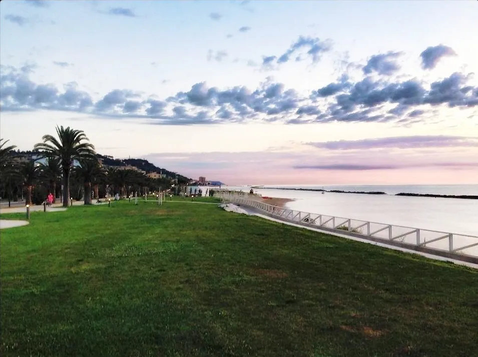 Photo showing: Riqualificazione del lungomare nord di Grottammare,  offre ampi spazi verdi, sedute in legno, panorama a strapiombo sul mare e ottima fruibilità.