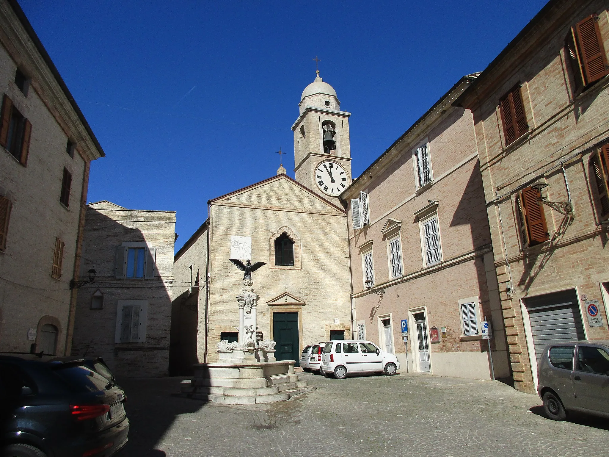 Photo showing: Piazza Giacomo Leopardi a Lapedona con la Chiesa dei SS. Nicolò e Martino