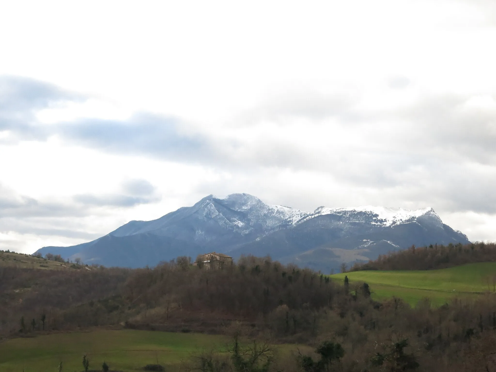 Photo showing: Vista invernale del Monte Strega (AN), Appennino Umbro-Marchigiano