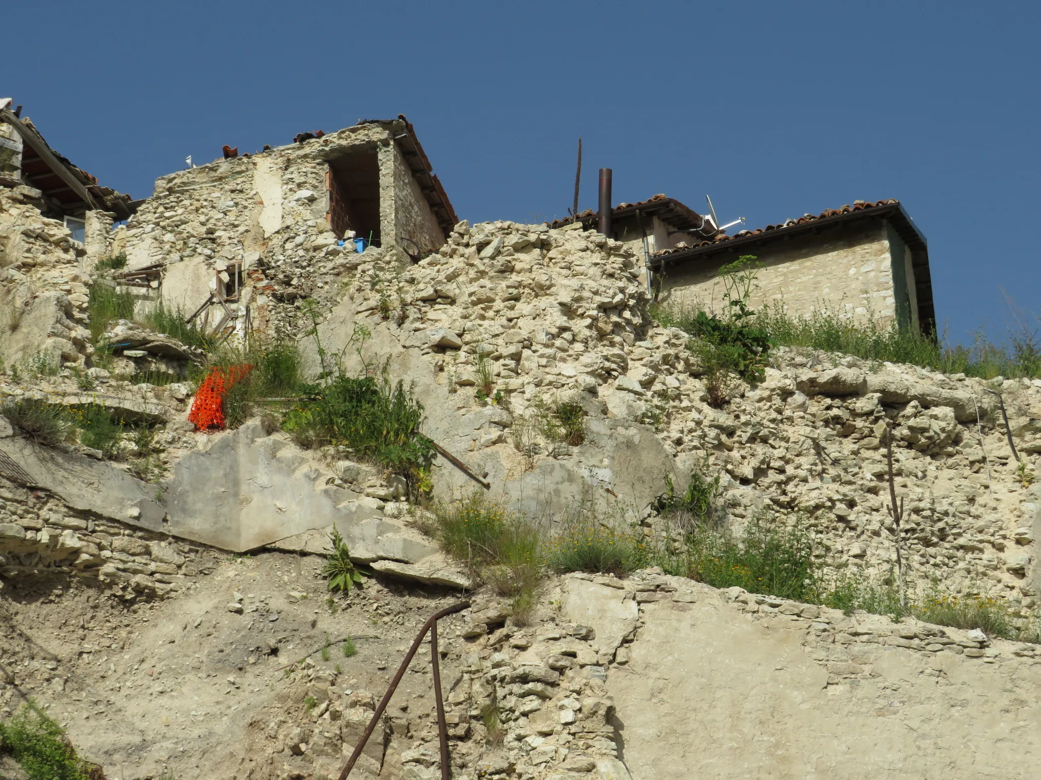 Photo showing: Castelluccio (Norcia), Via del Deltapiano, amb les ruïnes del terratrèmol del 2016