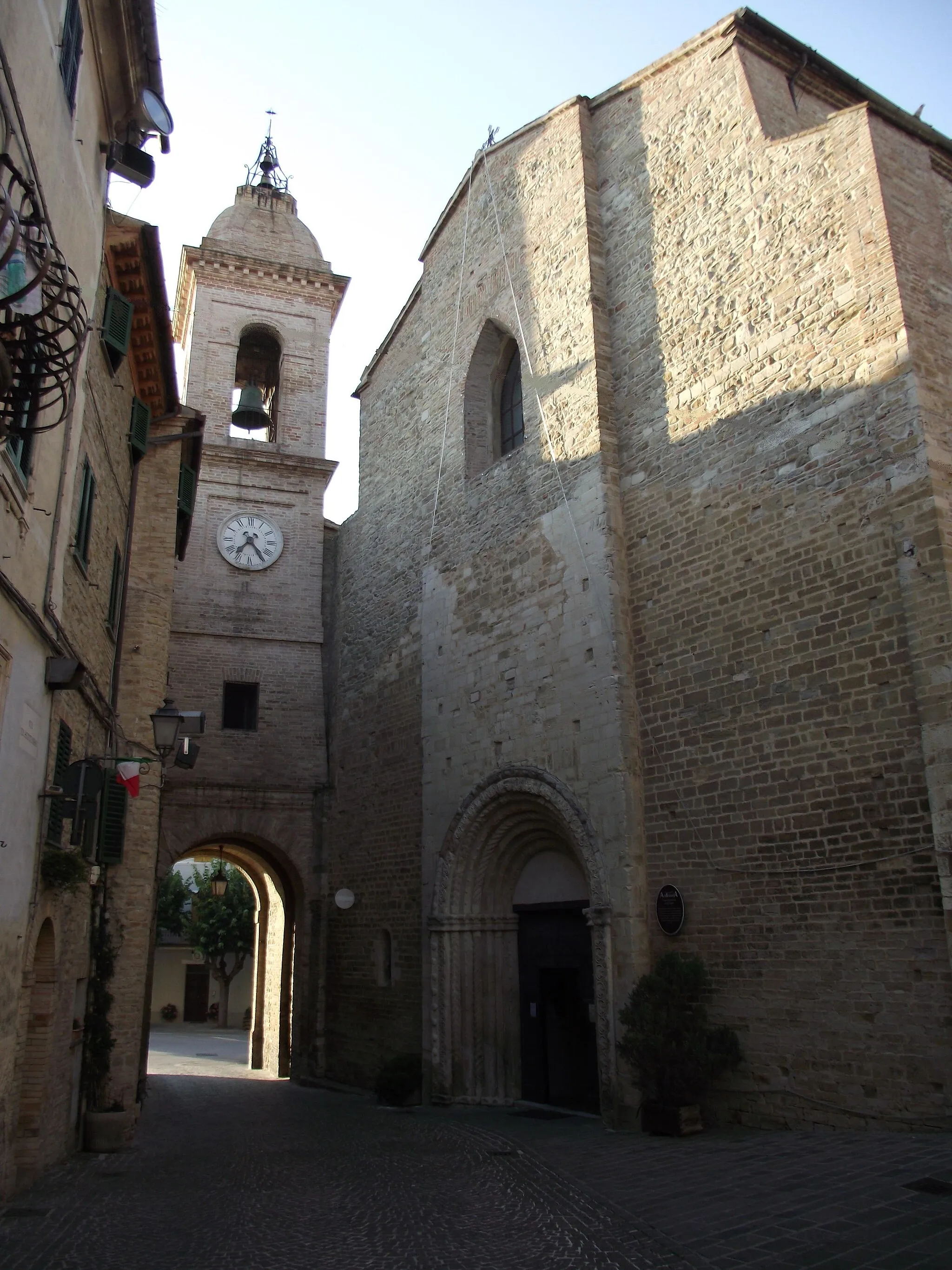 Photo showing: Chiesa  parrocchiale di Sant'Egidio, XII-XIII secolo, e Torre Civica