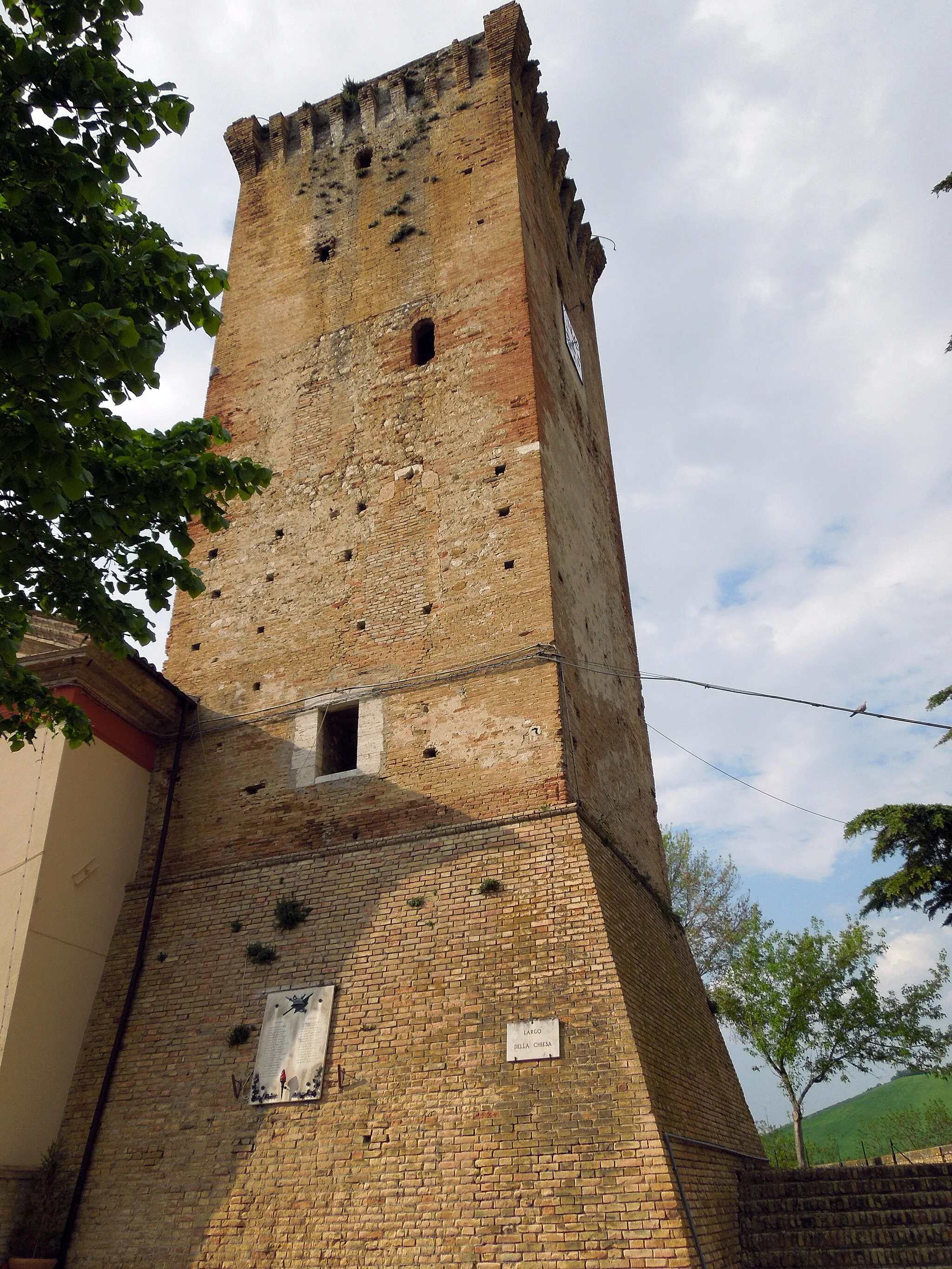 Photo showing: Torre a base quadrangolare in pietra e laterizi del paese di Ripattoni in provincia di Teramo.