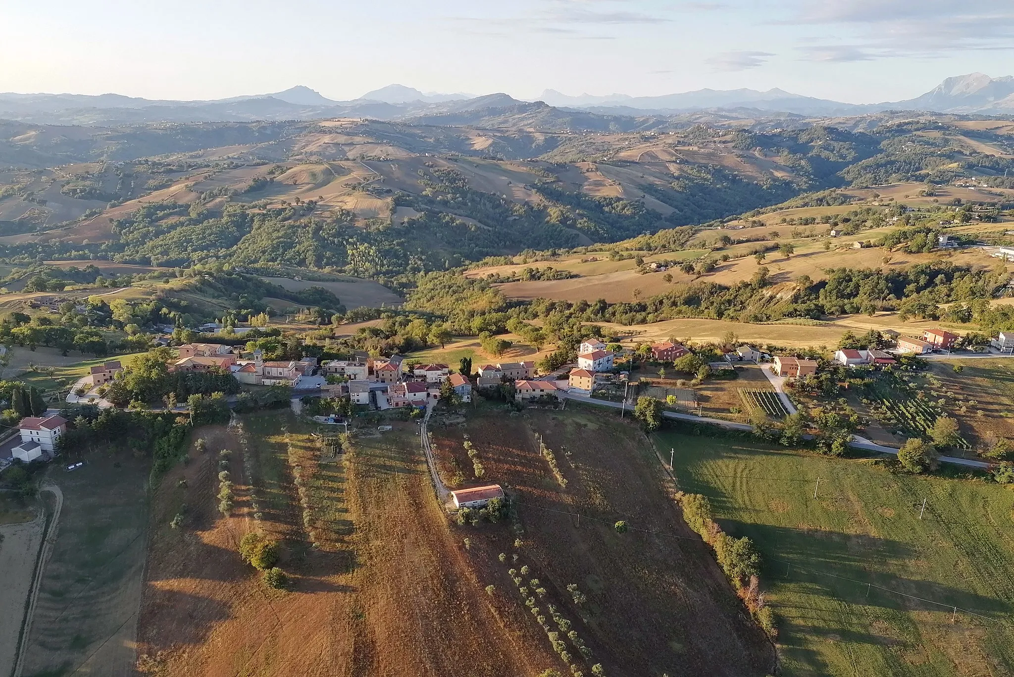 Photo showing: Vista aerea di Borgo San Lorenzo, frazione di Loro Piceno