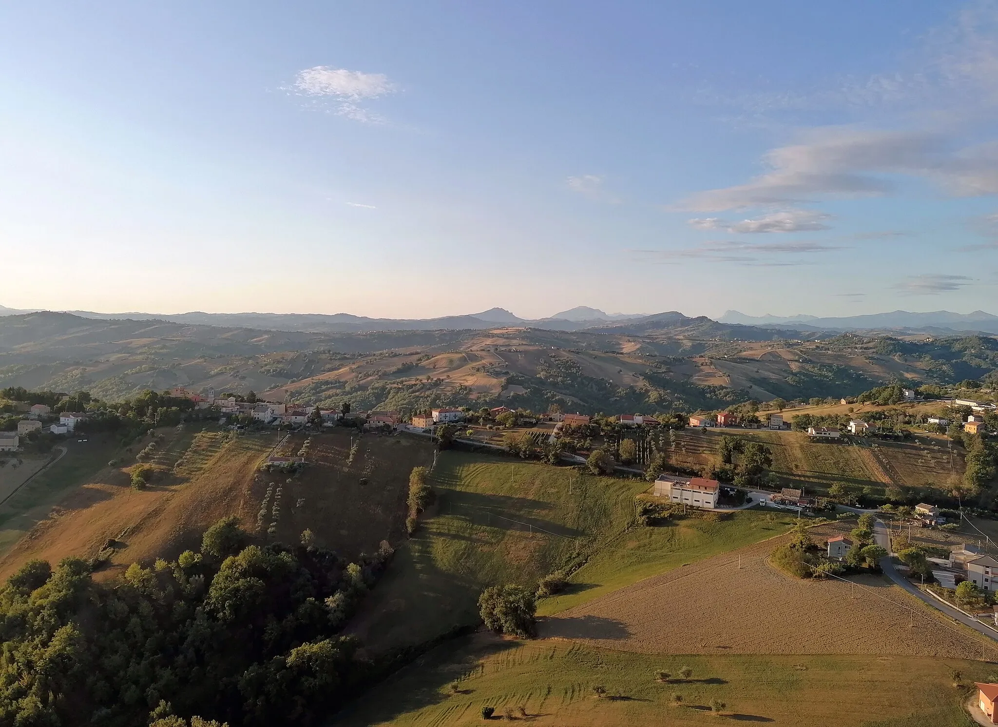 Photo showing: Vista aerea di Borgo San Lorenzo, frazione di Loro Piceno