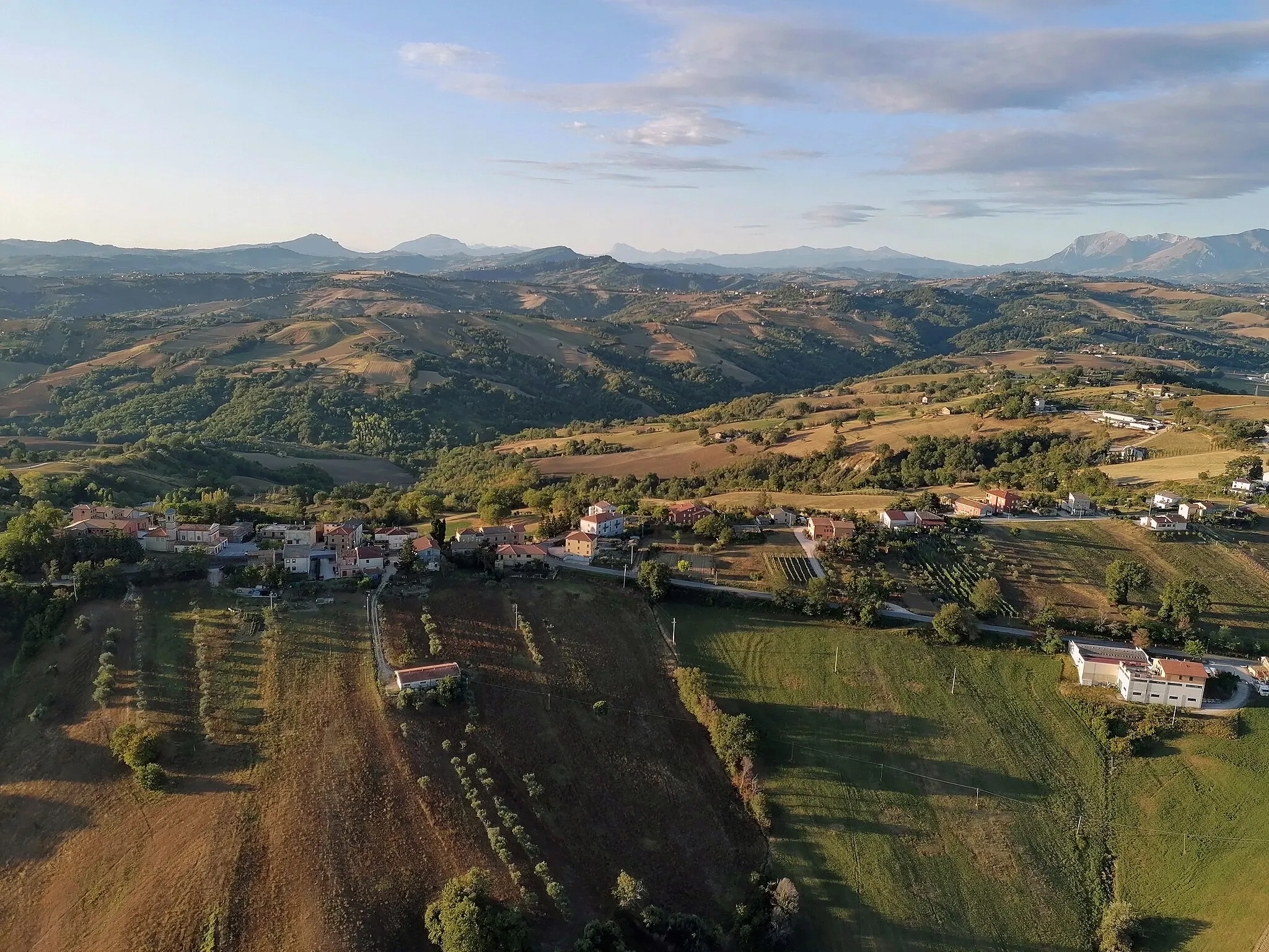 Photo showing: Vista aerea di Borgo San Lorenzo, frazione di Loro Piceno