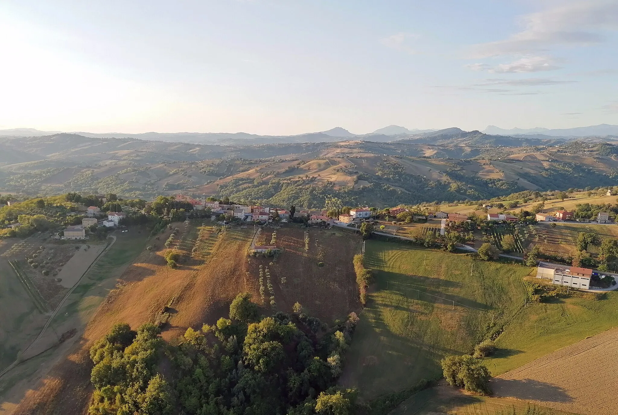 Photo showing: Vista aerea di Borgo San Lorenzo, frazione di Loro Piceno