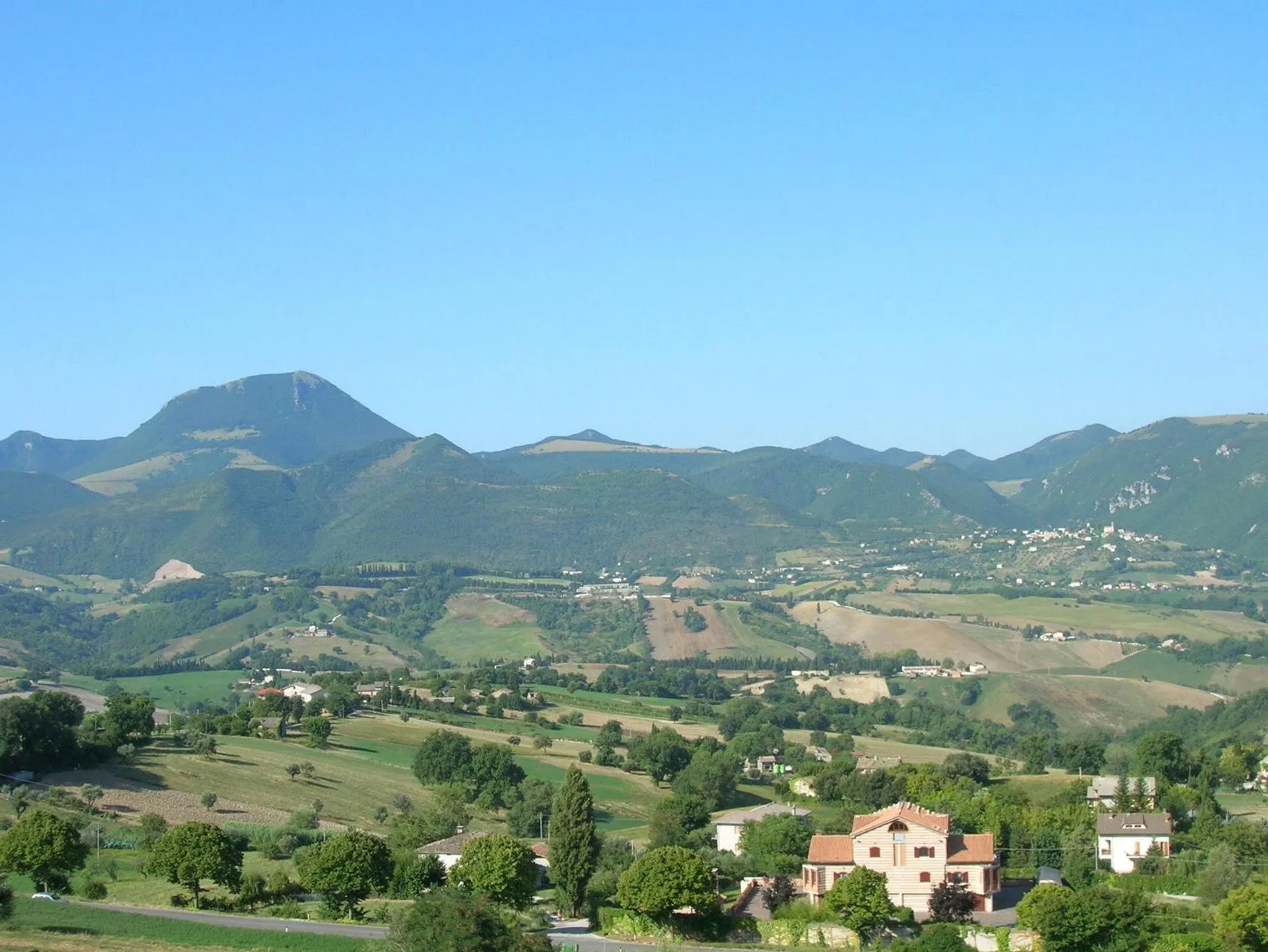 Photo showing: Poggio San Vicino e Monte San Vicino visti da Apiro