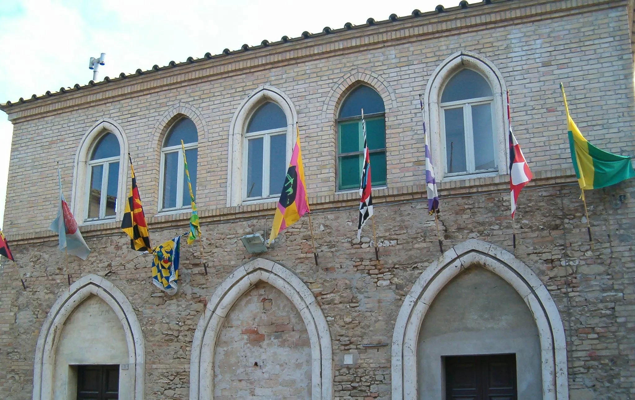 Photo showing: Le Bandiere delle contrade di Fermo esposte a Torre di Palme frazione della città marchigiana.