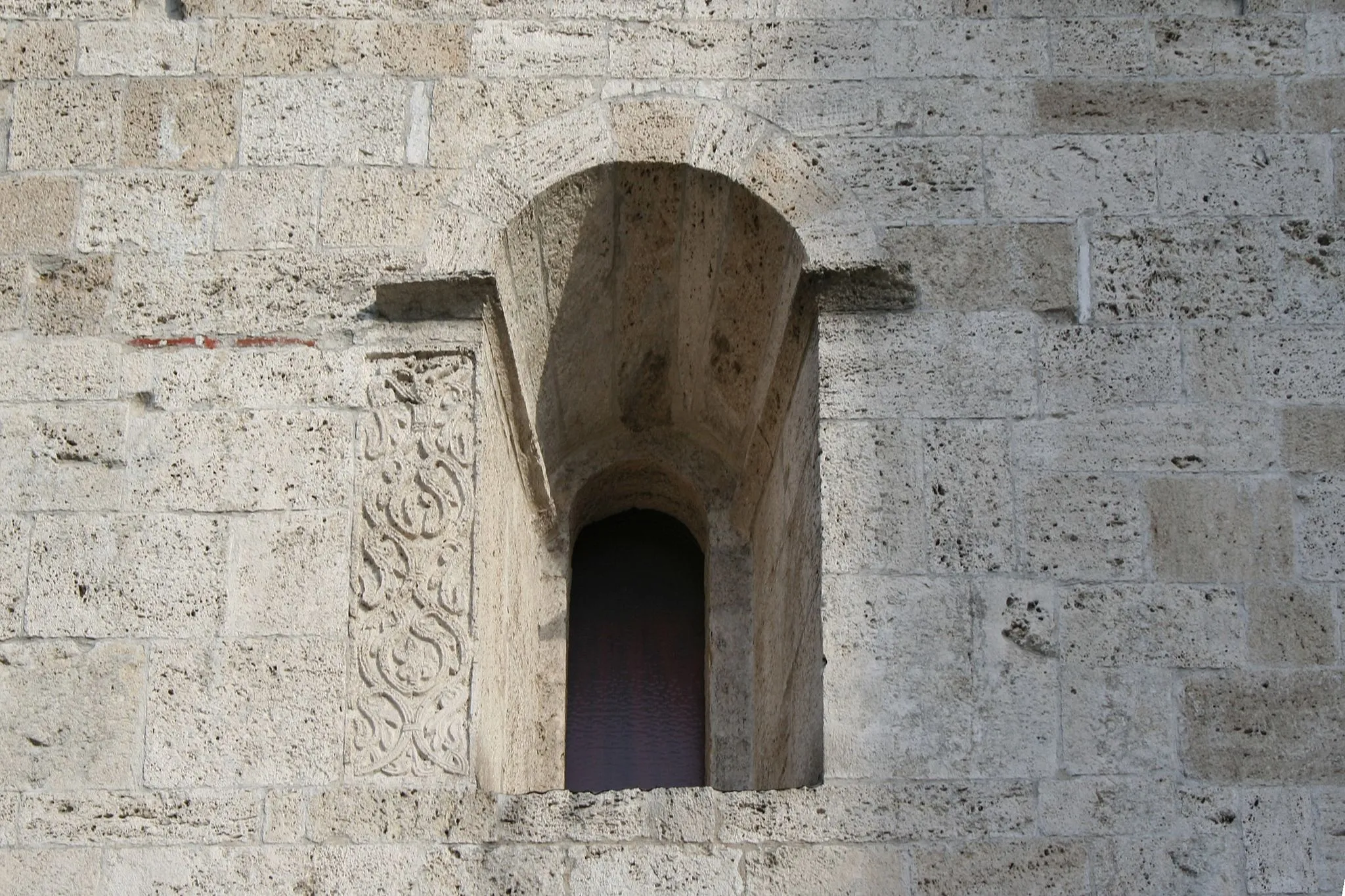 Photo showing: Battistero di San Giovanni di Ascoli Piceno: monofora sopra ingresso su Piazza Arringo.