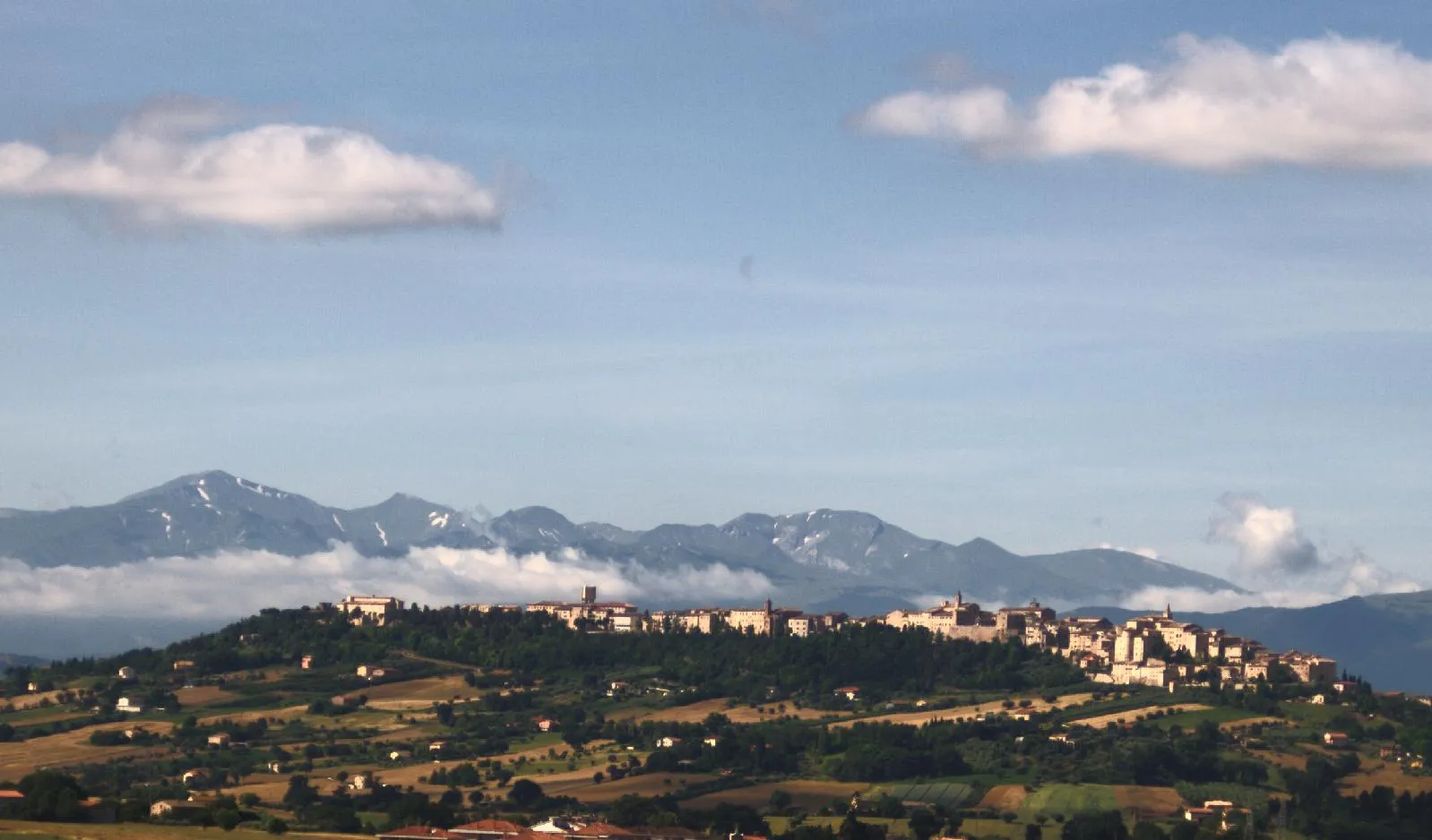 Photo showing: Treia (Italy), as seen from contrada Schito on a relatively clear day in June.