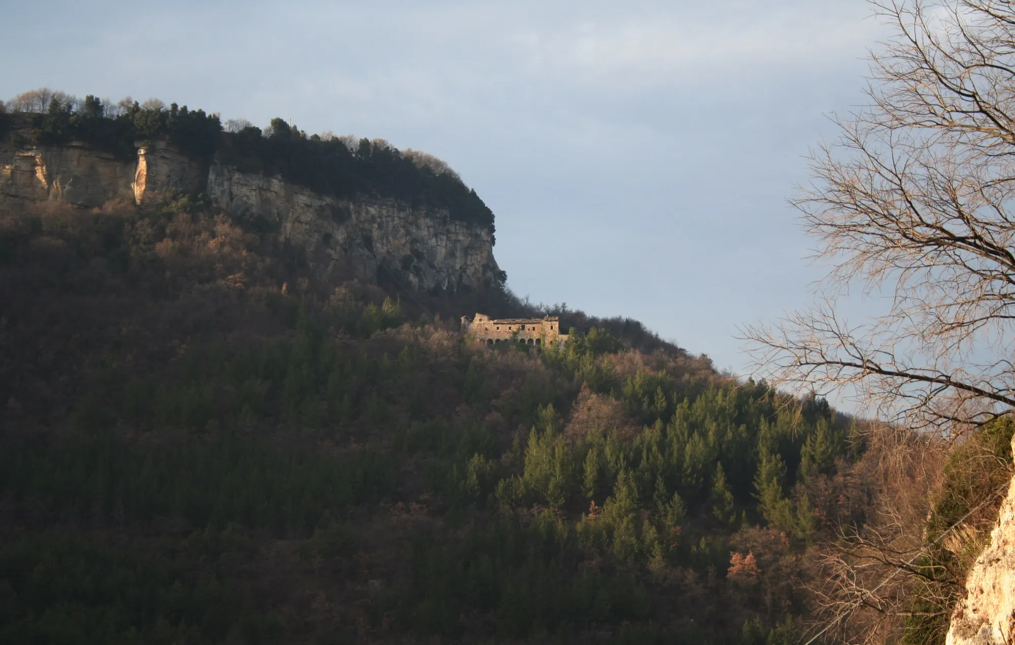 Photo showing: Castel Trosino (Ascoli Piceno)  – Convento di San Giorgio sulla collina di Rosara, esterno giorno,
proprio scatto
Sibilla.io
"Utilizzo concesso"  
Ticket#2007040410014627   (ticket per le immagini)

This file is licensed under Creative Commons 2,5 license