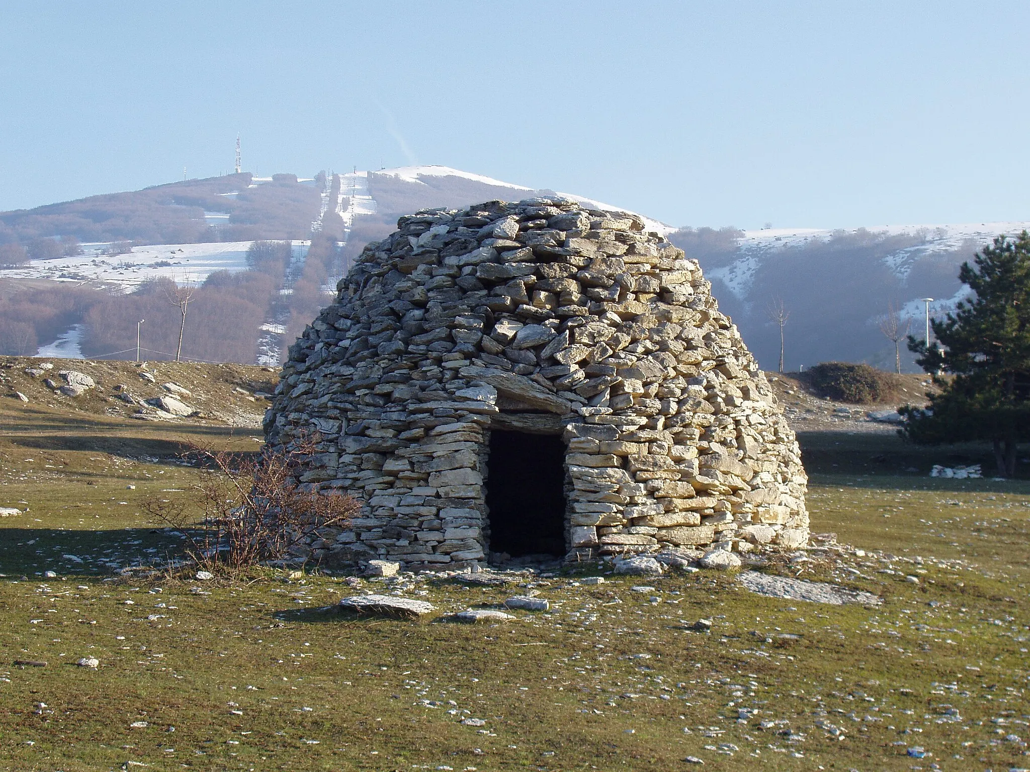Photo showing: Lucio De Marcellis, foto personale, Caciara tipica capanna a tholos sulla Montagna dei Fiori, GFDL