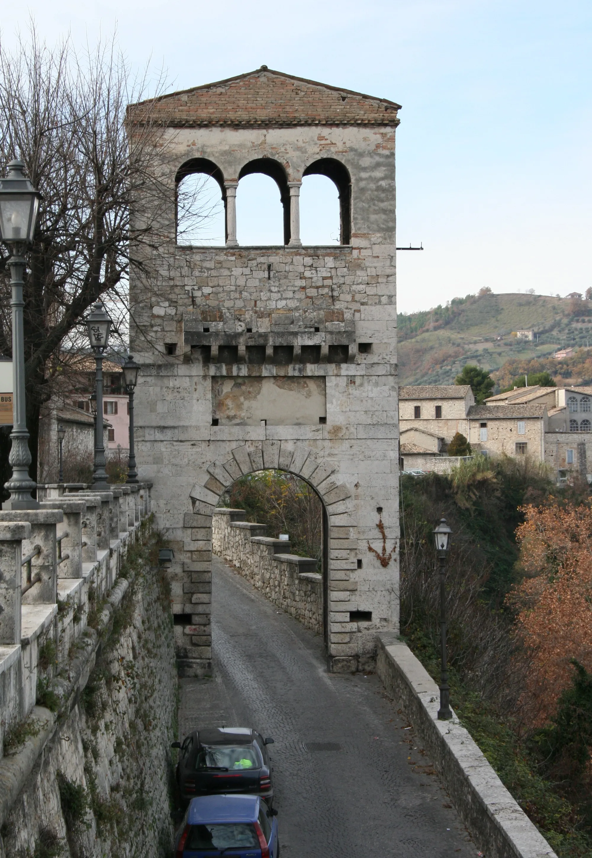 Photo showing: Porta Tufilla di Ascoli Piceno, esterno giorno, 
proprio scatto
Sibilla.io
"Utilizzo concesso"
Ticket#2007040410014627 (ticket per le immagini)

This file is licensed under Creative Commons 3.0 license