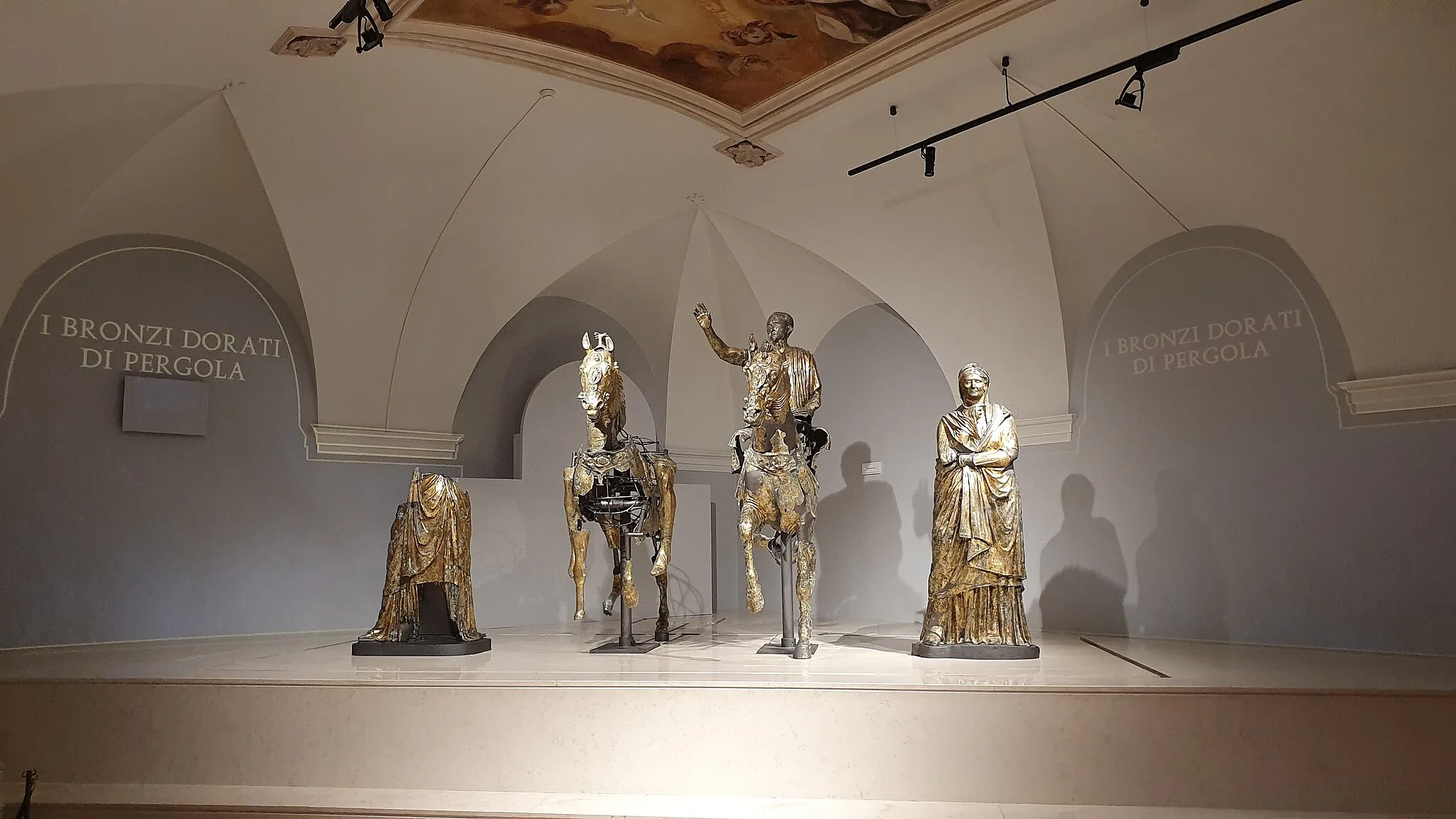 Photo showing: Il gruppo equestre di epoca romana dei Bronzi Dorati da Cartoceto di Pergola dopo il nuovo allestimento realizzato da Paco Lanciano