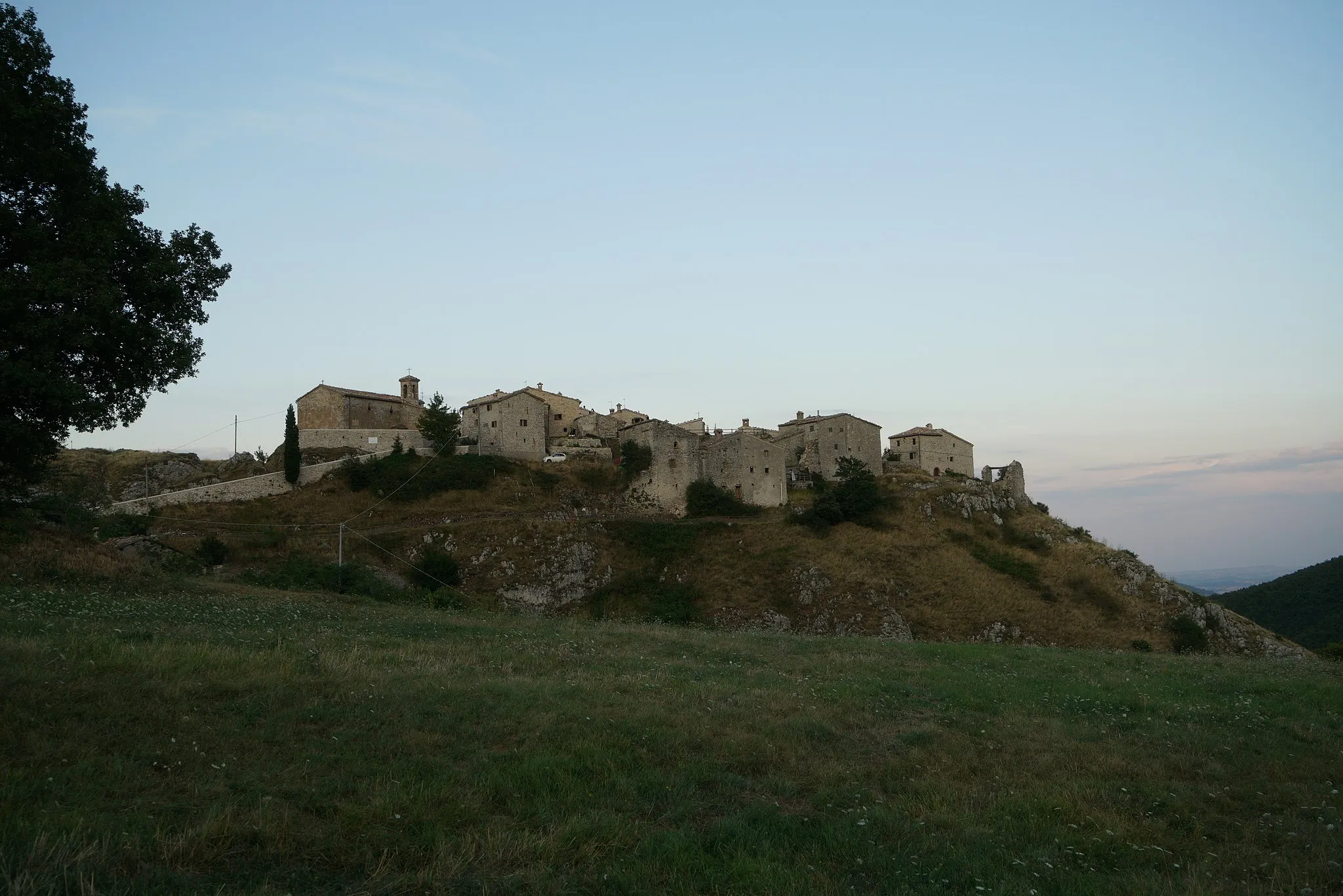 Photo showing: Veduta della frazione di Elcito (San Severino Marche, MC)