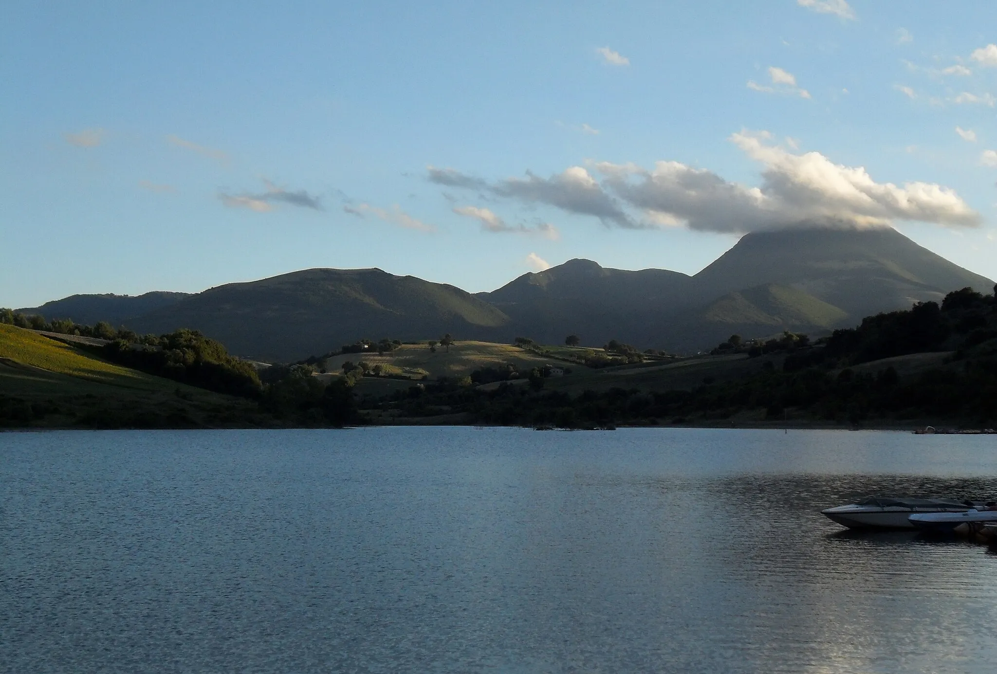 Photo showing: Lago di Cingoli, veduta verso Monte San Vicino