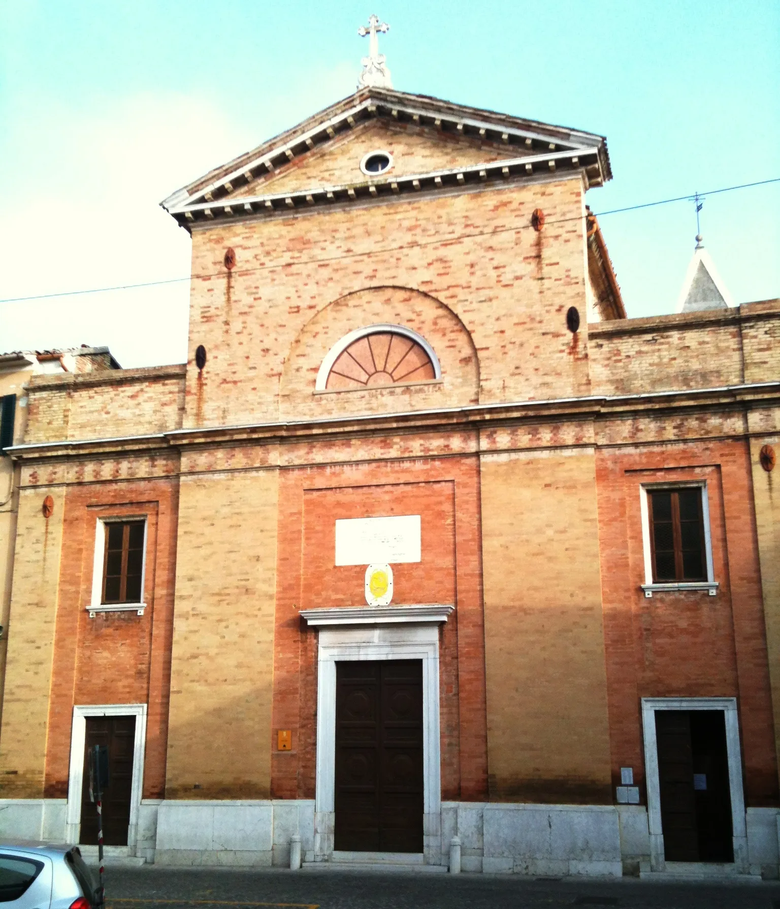 Photo showing: Facciata della Basilica Collegiata di Santa Croce in Ostra (AN)
