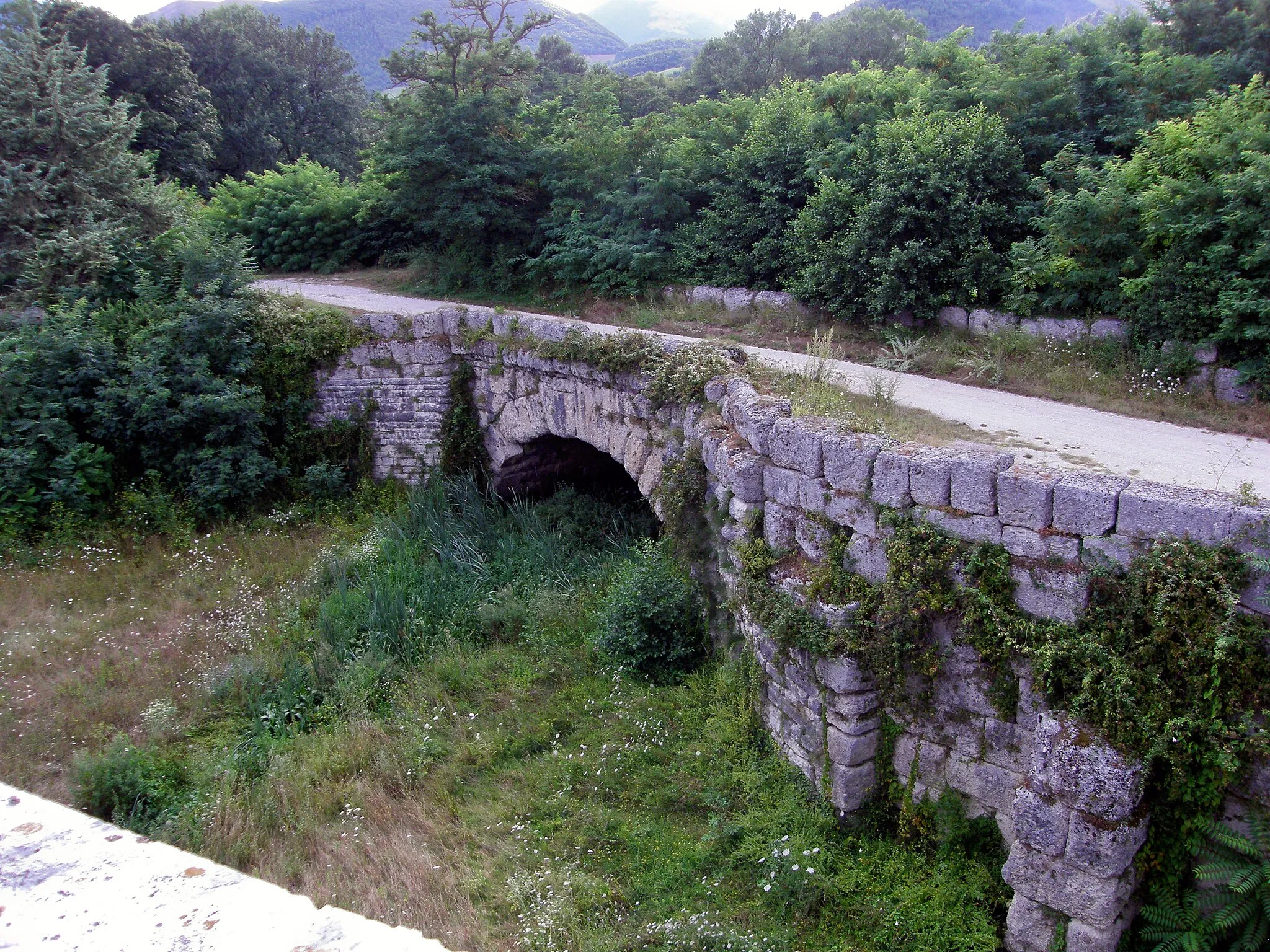 Photo showing: Mallio bridge Cagli, Marche, Italy; It's a roman bridge of the ancient Via Flaminia