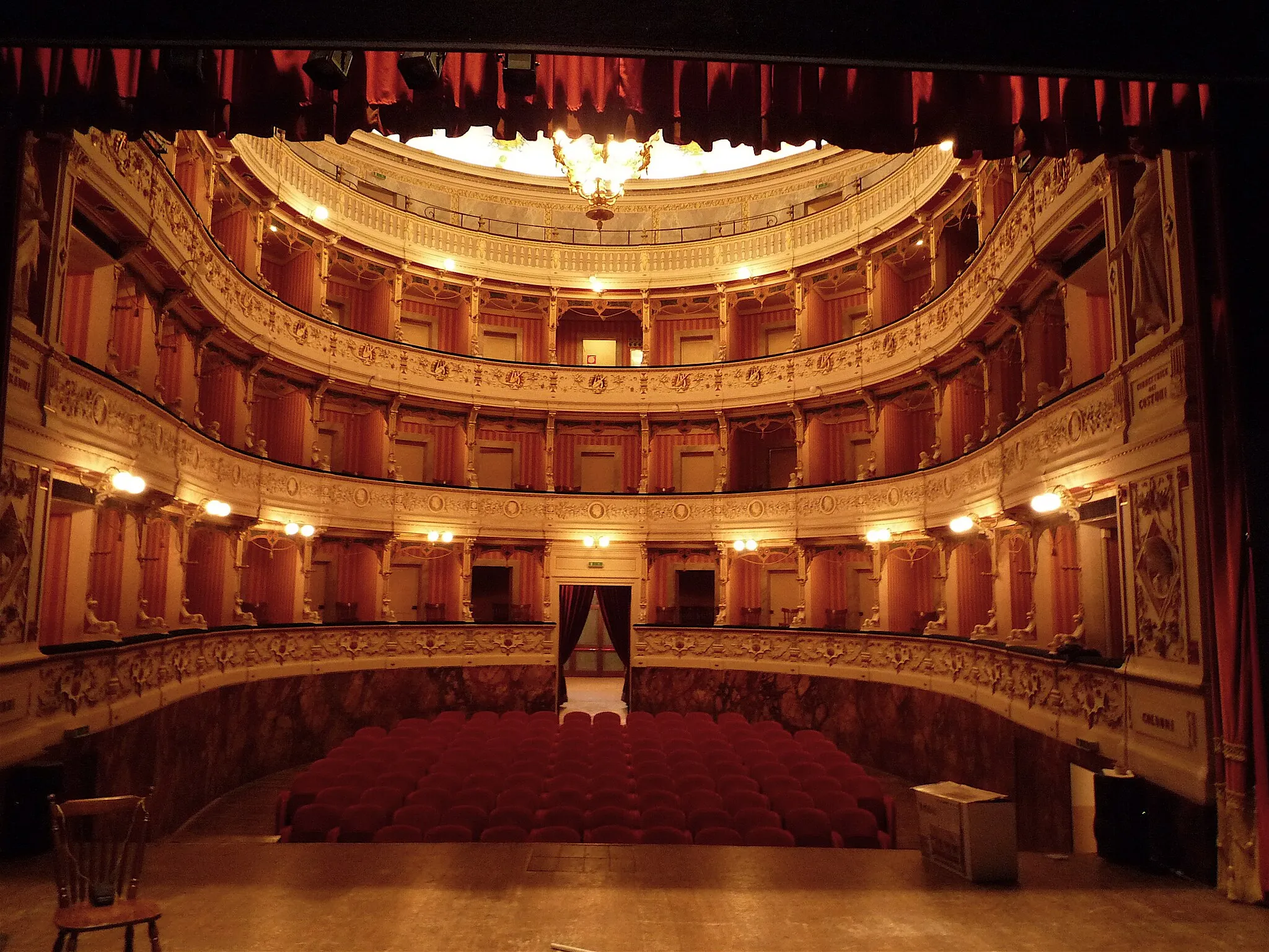 Photo showing: Teatro comunale of Cagli — in the Marche region, eastern central Italy.
View from the stage to the auditorium.
Venue for an annual concert series of Contemporary experimental composers.