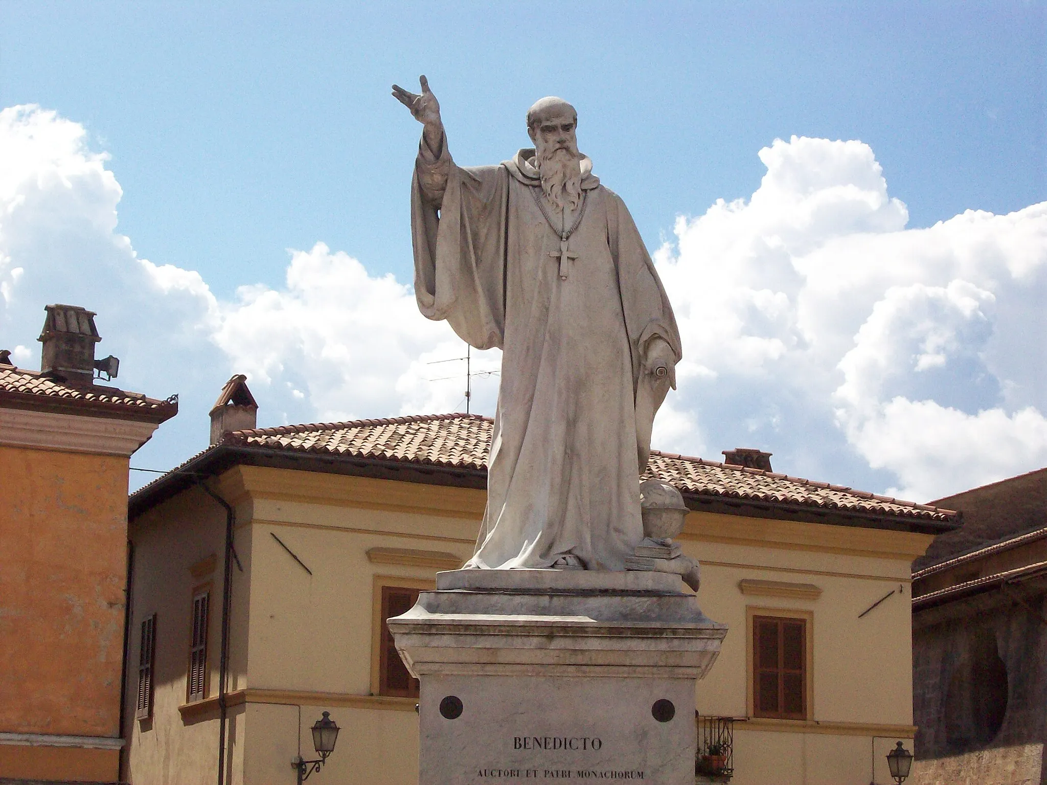 Photo showing: Statua di San Benedetto in centro a Norcia, Umbria