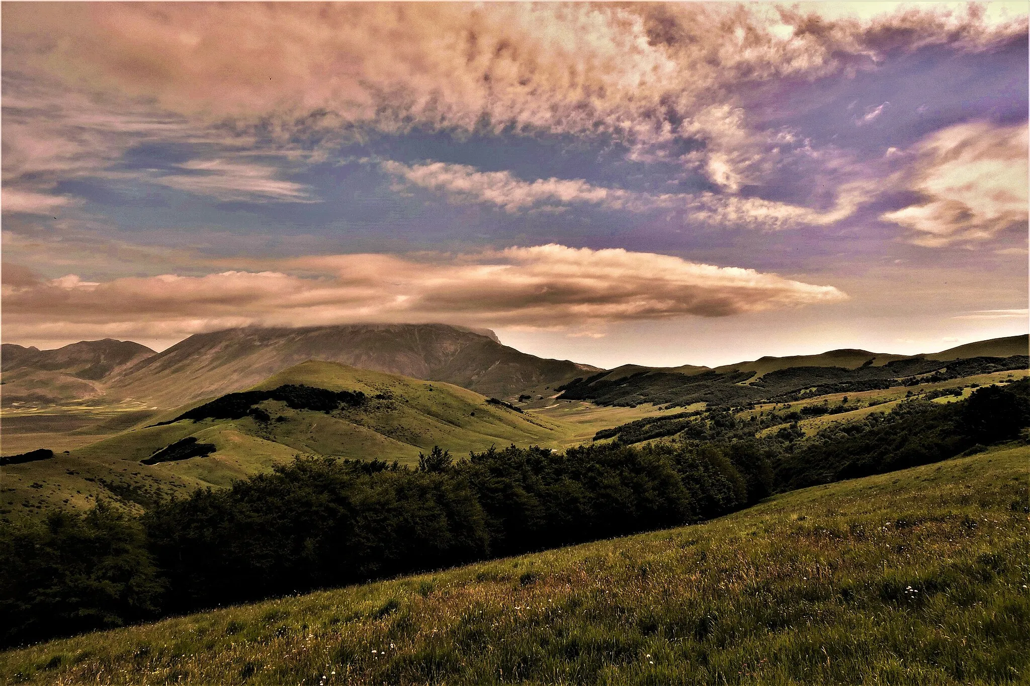 Photo showing: Parco nazionale dei Monti Sibillini, (Q1425191) Forca di Presta, Monte Vettore, Monte Argentella. Collina La Rotonda, Piani di Castelluccio a sinistra.