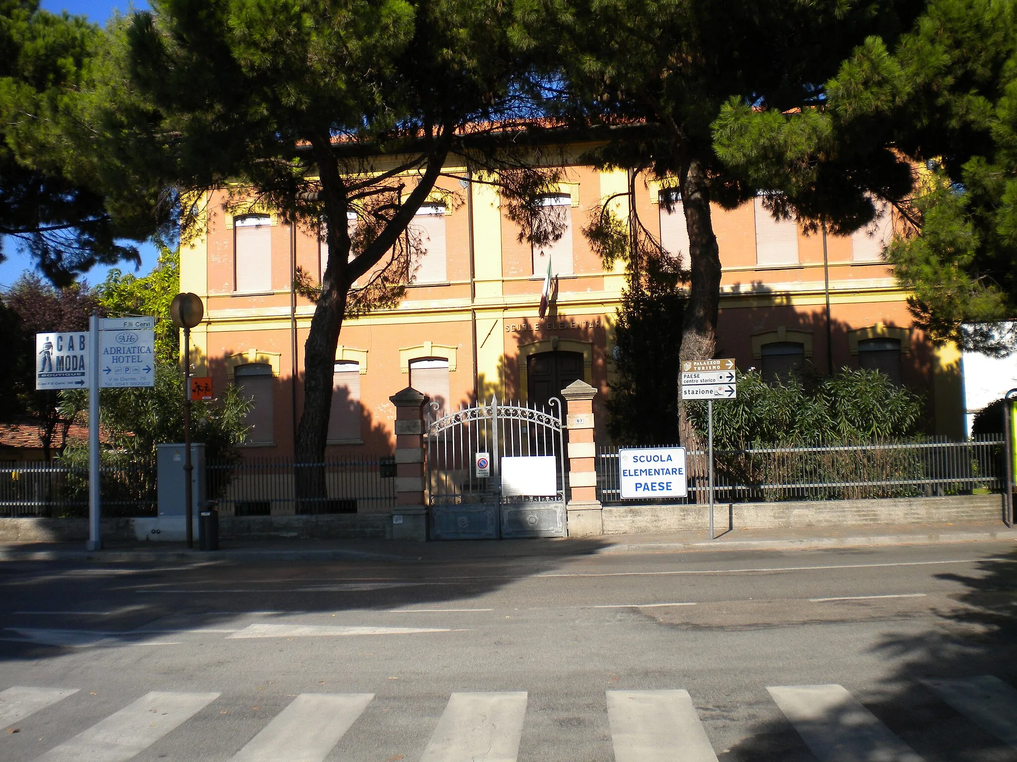 Photo showing: scuola elementare riccione paese