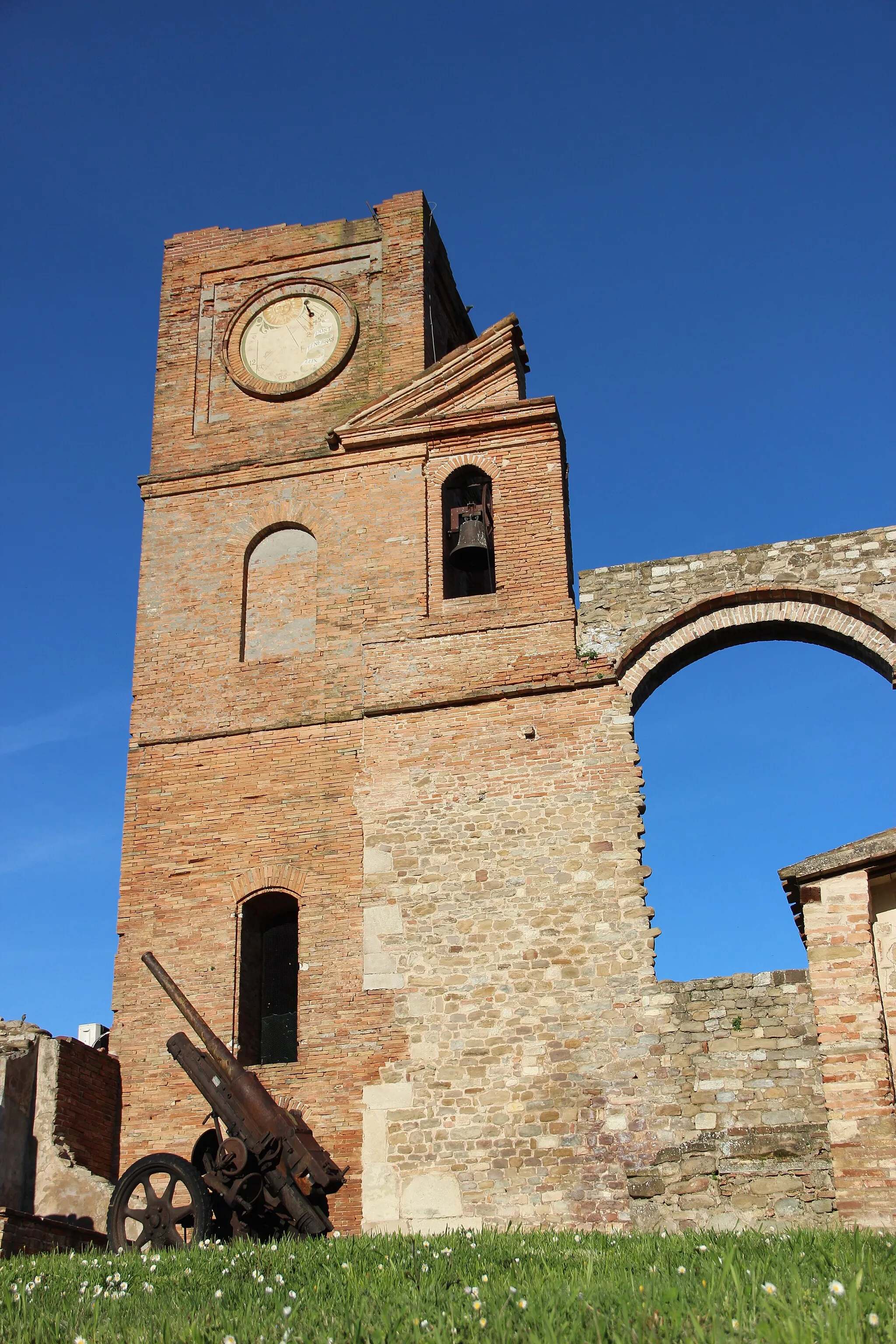 Photo showing: La Chiesa si trova a Trarivi (Montescudo) ed è stata rinominata Chiesa della Pace dopo la sua quasi totale distruzione nel settembre 1944 durante gli aspri combattimenti per la conquista di Rimini.