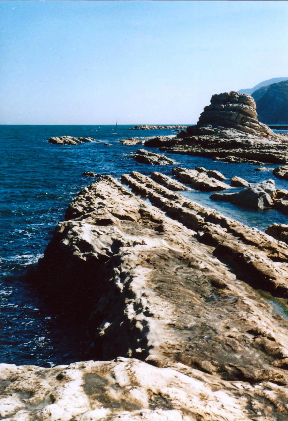 Photo showing: La foto è stata scattata in Ancona, nella spiaggia del Passetto; presenta in primo piano gli scogli del Quadrato e in secondo piano il più noto scoglio della città: la Seggiola del Papa. Sullo sfondo si scorge la punta di Petralacroce e Monte Conero-