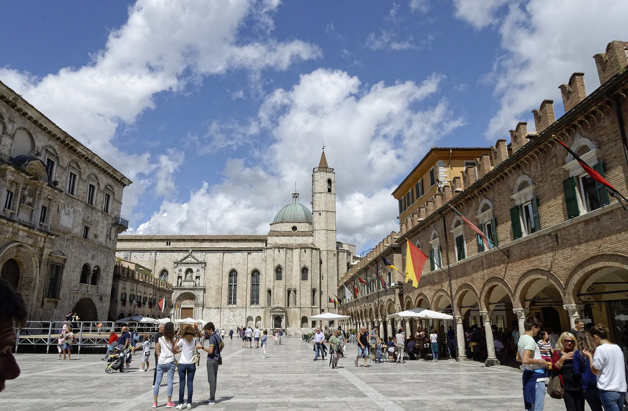 Photo showing: Ascoli Piceno  2015

Dieses Foto entstand in Zusammenarbeit mit Stadtbesichtigungen.de
Die Seiten Stadtbesichtigungen.de, der dazugehörige Reise Blog sowie die Facebookseite: Stadtbesichtigungen Rom dürfen dieses Bild für Ihre Veröffentlichungen ohne den Hinweis auf Wikipedia, Commons bzw der Lizenz verwenden. Die Verantwortlichen habe von mir (Ra Boe) die Originaldaten zur freien Verfügung übermittelt bekommen.