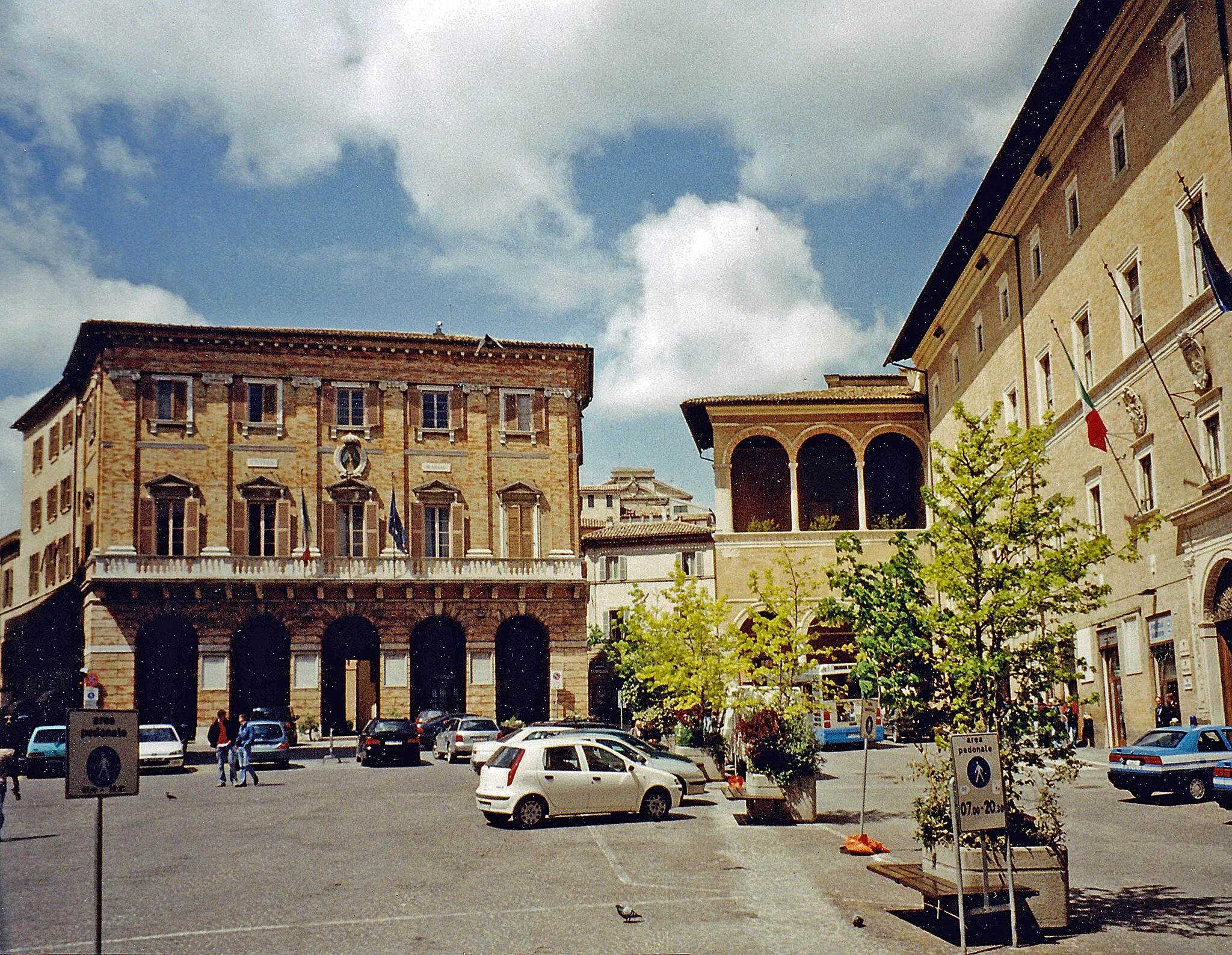 Photo showing: Der Stadtplatz Piazza della Libertà in Macerata (Region Marken) im Mai 2004 (Scan vom Analogbild)