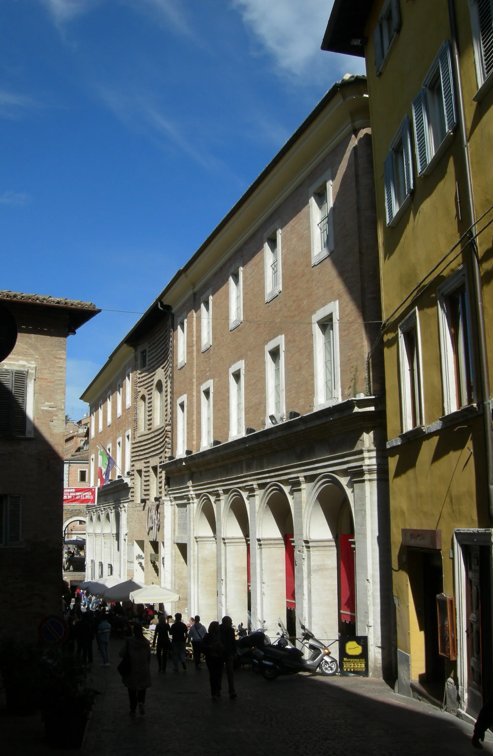 Photo showing: facciata del palazzo dell'ex Collegio Raffaello a Urbino