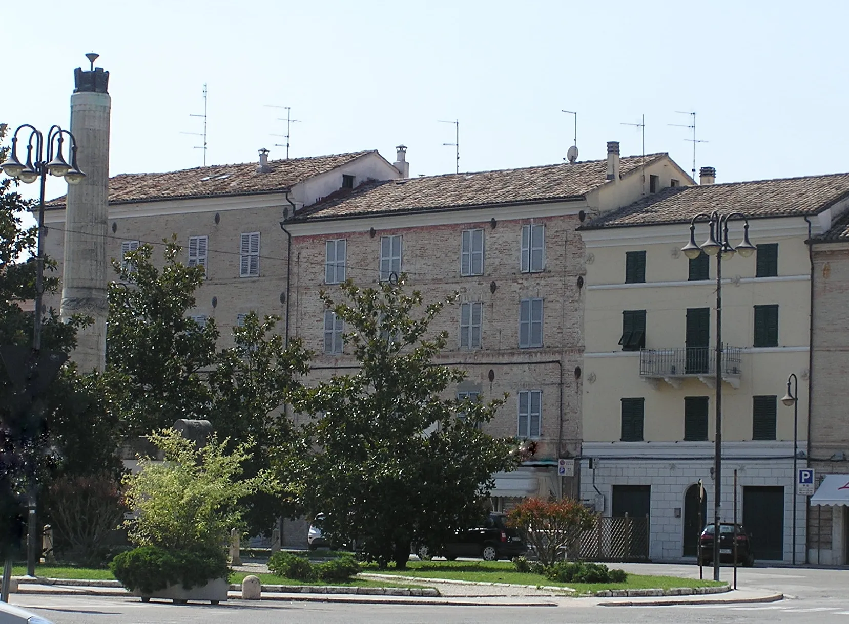 Photo showing: La foto rappresenta piazza Mazzini di Chiaravalle, nei pressi di Ancona, con al centro la casa natale della celebre educatrice e pedagogista Maria Montessori, nata il 31 agosto 1870.