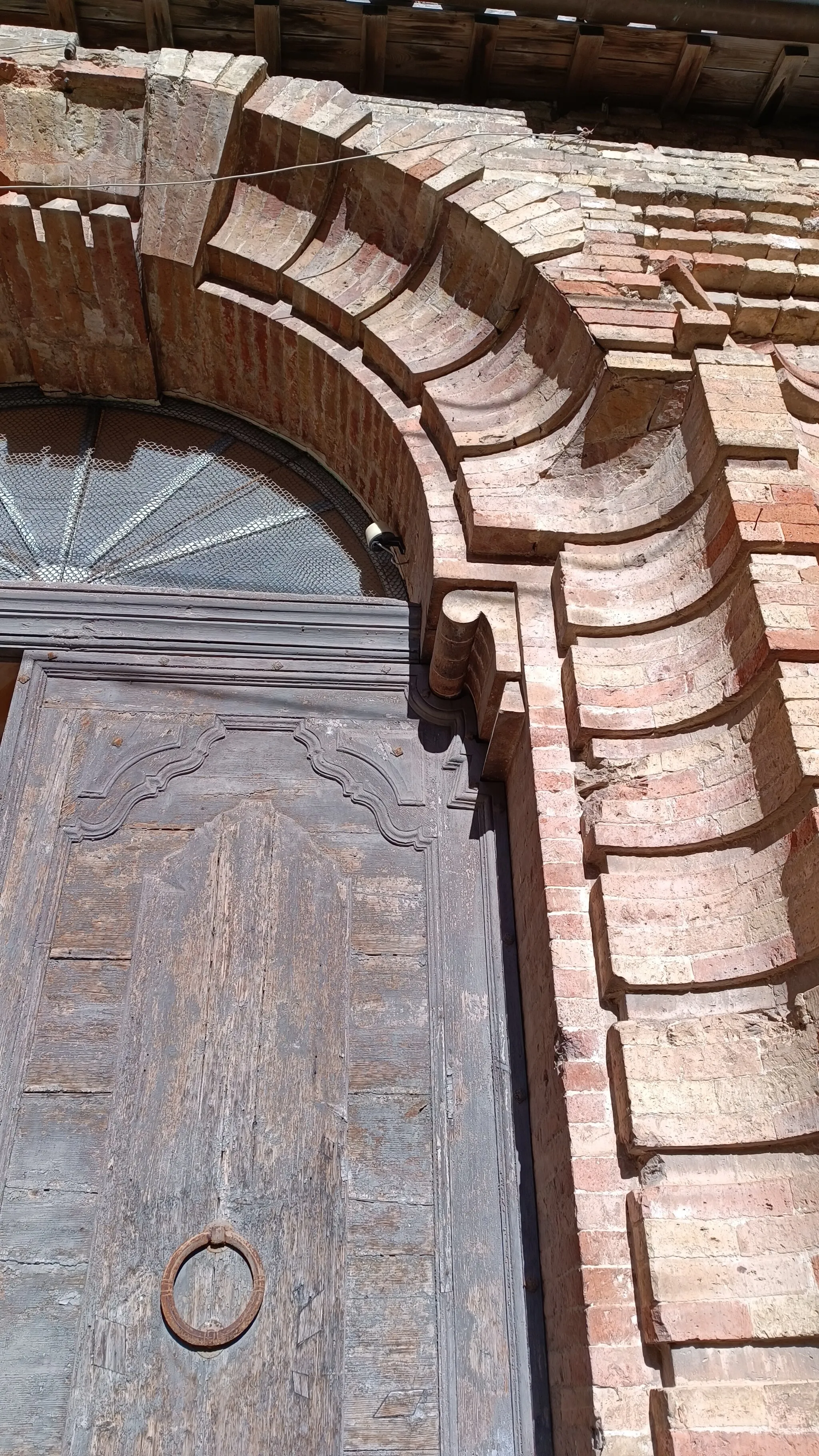 Photo showing: particolare dell'arco di ingresso di Palazzo Accorretti con i segni delle granate della battaglia del 1944